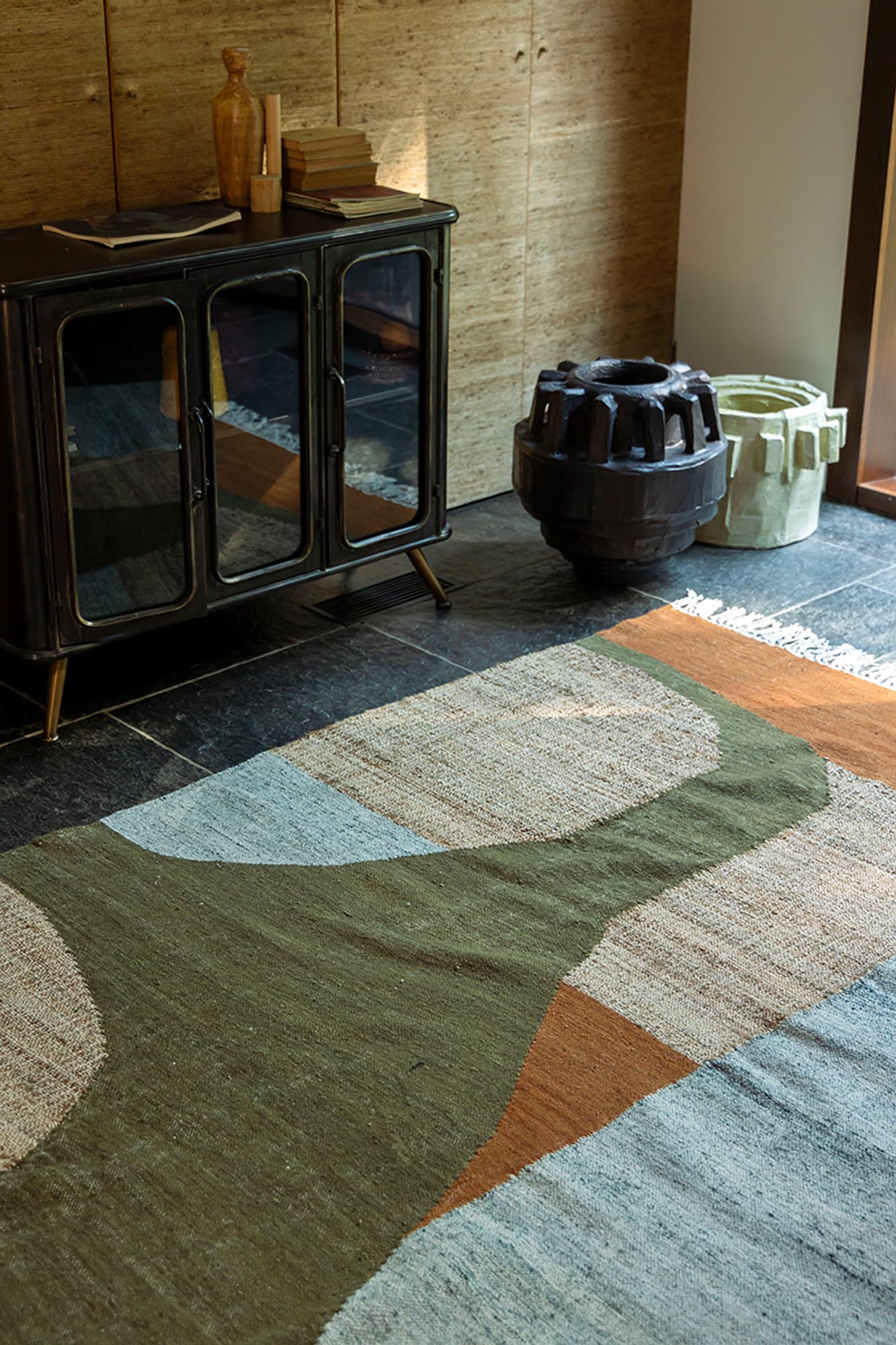 Entdecken Sie den handgewebten Carpet Pavilion von Dutchbone – ein stilvoller Teppich in harmonischen Grün-Braun-Tönen, der Eleganz und Nachhaltigkeit vereint.