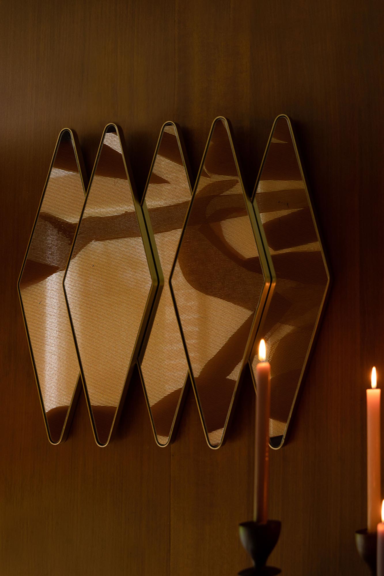 Entdecken Sie den Kyoko Spiegel von Dutchbone: Ein elegantes, langlebiges Möbelstück aus pulverbeschichtetem Eisen, das jedem Raum Stil verleiht.