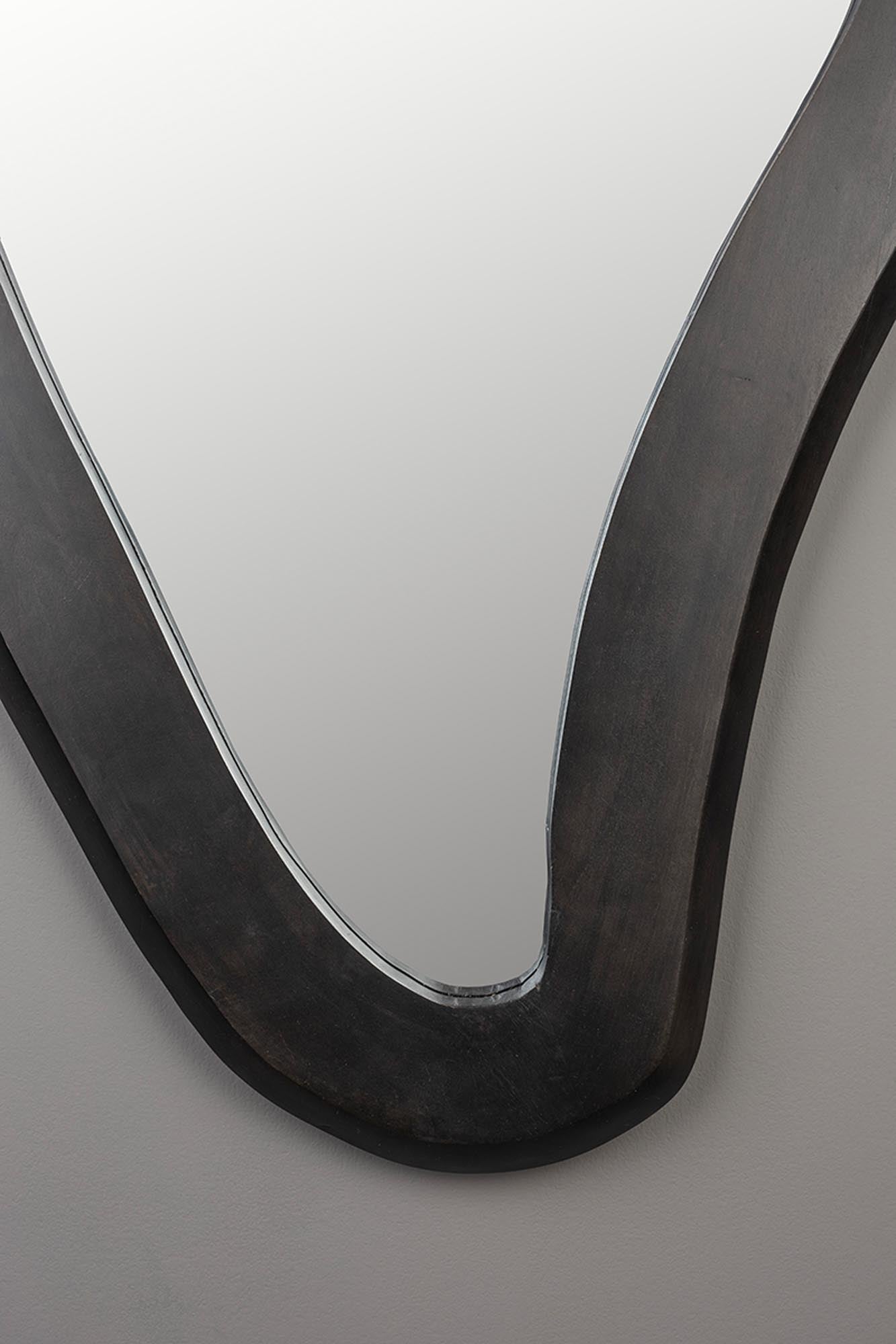 Entdecken Sie den Aren Wood Spiegel von Dutchbone: Ein stilvolles Accessoire aus robustem Mangoholz, das jedem Raum Eleganz verleiht.