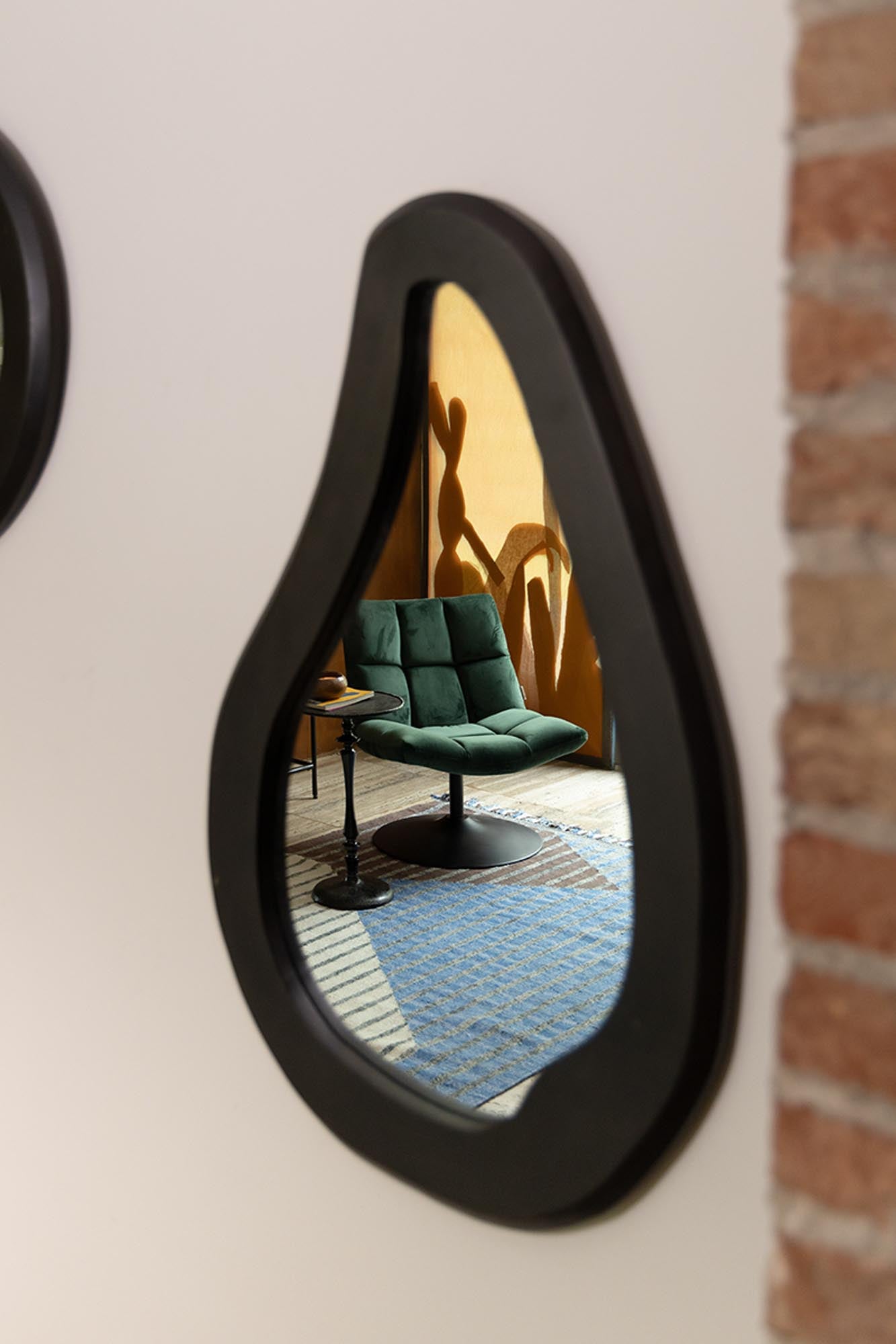 Eleganter Aren Wood Spiegel von Dutchbone aus robustem Mangoholz. Ideal für jeden Raum, vereint Funktionalität und Design.