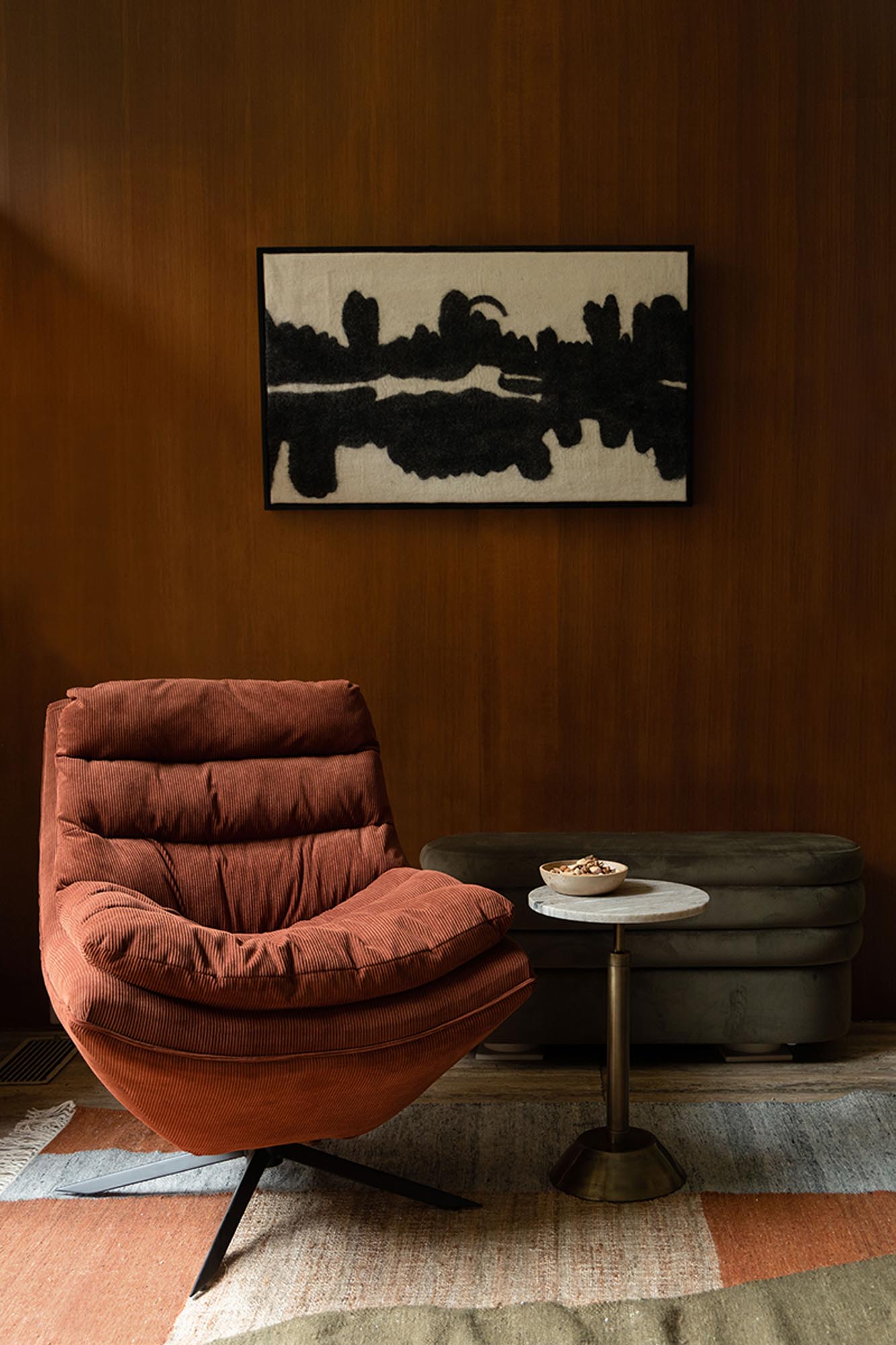 Wandkunst Samudra von Dutchbone: Exquisites Design aus Mangoholz und Wollfilz, ideal für moderne und skandinavische Wohnräume.