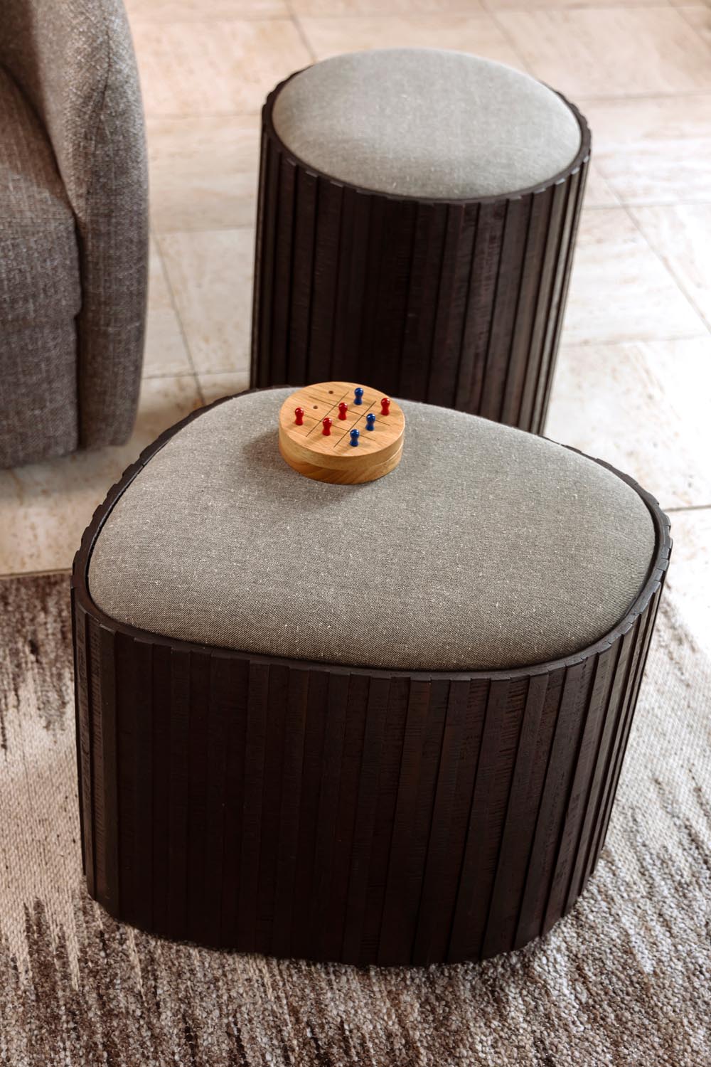 Praktischer Sitzpouf Bay Low von Dutchbone: Recyceltes Teakholz, abnehmbare Sitzfläche und Stauraum für ein stilvolles, aufgeräumtes Zuhause.