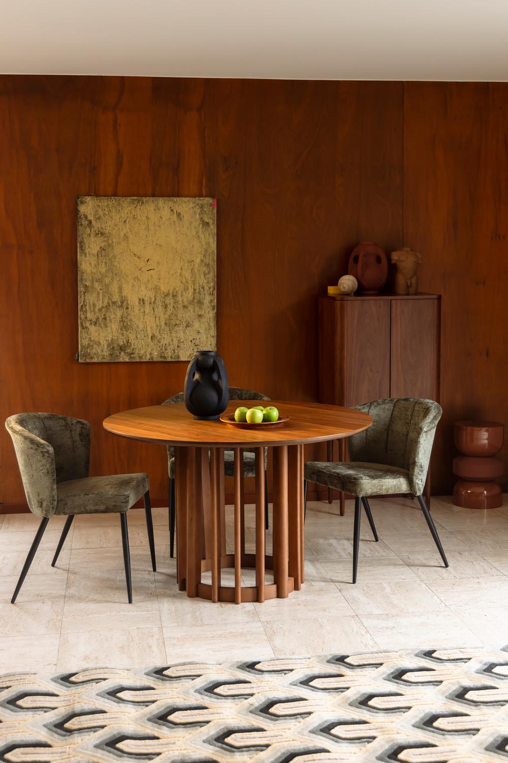 Entdecken Sie den eleganten Stuhl Georgia in Grün von Dutchbone. Hochwertiger Samt, ergonomisches Design und praktische Stapelbarkeit für jeden Raum.