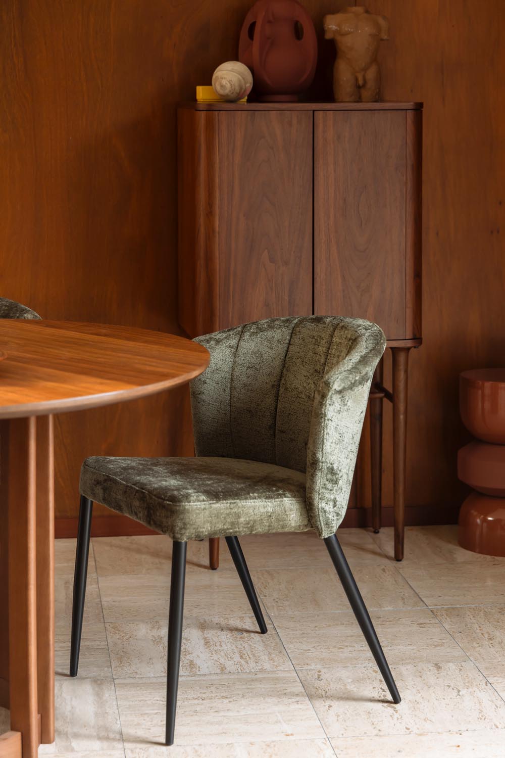 Der Stuhl Georgia in Grün von Dutchbone vereint stilvolles Design mit Komfort. Ideal für Esszimmer und Lounges, robust und stapelbar.