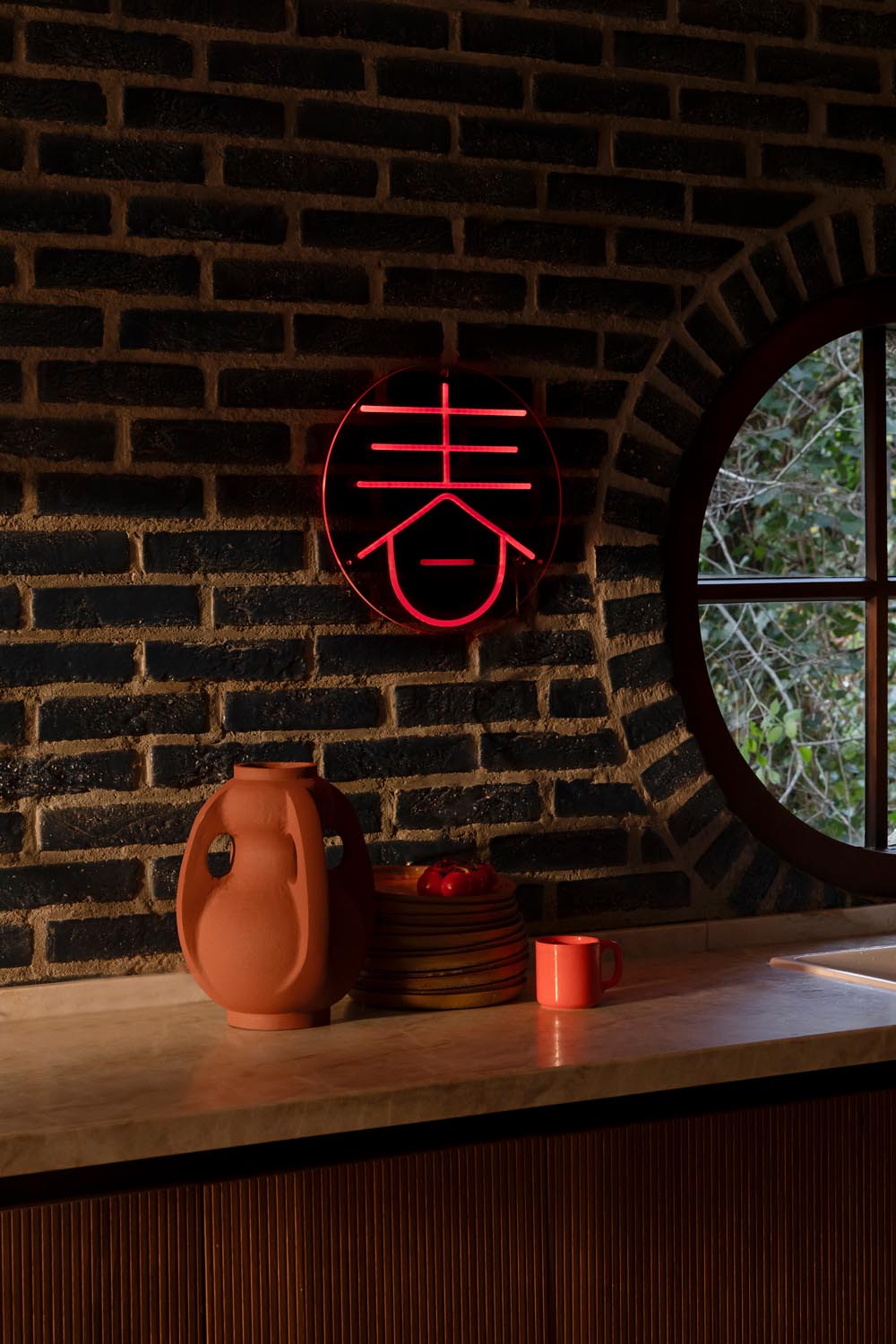 Entdecke die Dutchbone Thiago Vase: Robuste Metallkonstruktion, handgefertigt, wasserdicht und ideal für jede Einrichtung. Vintage-Charme mit modernem Flair!