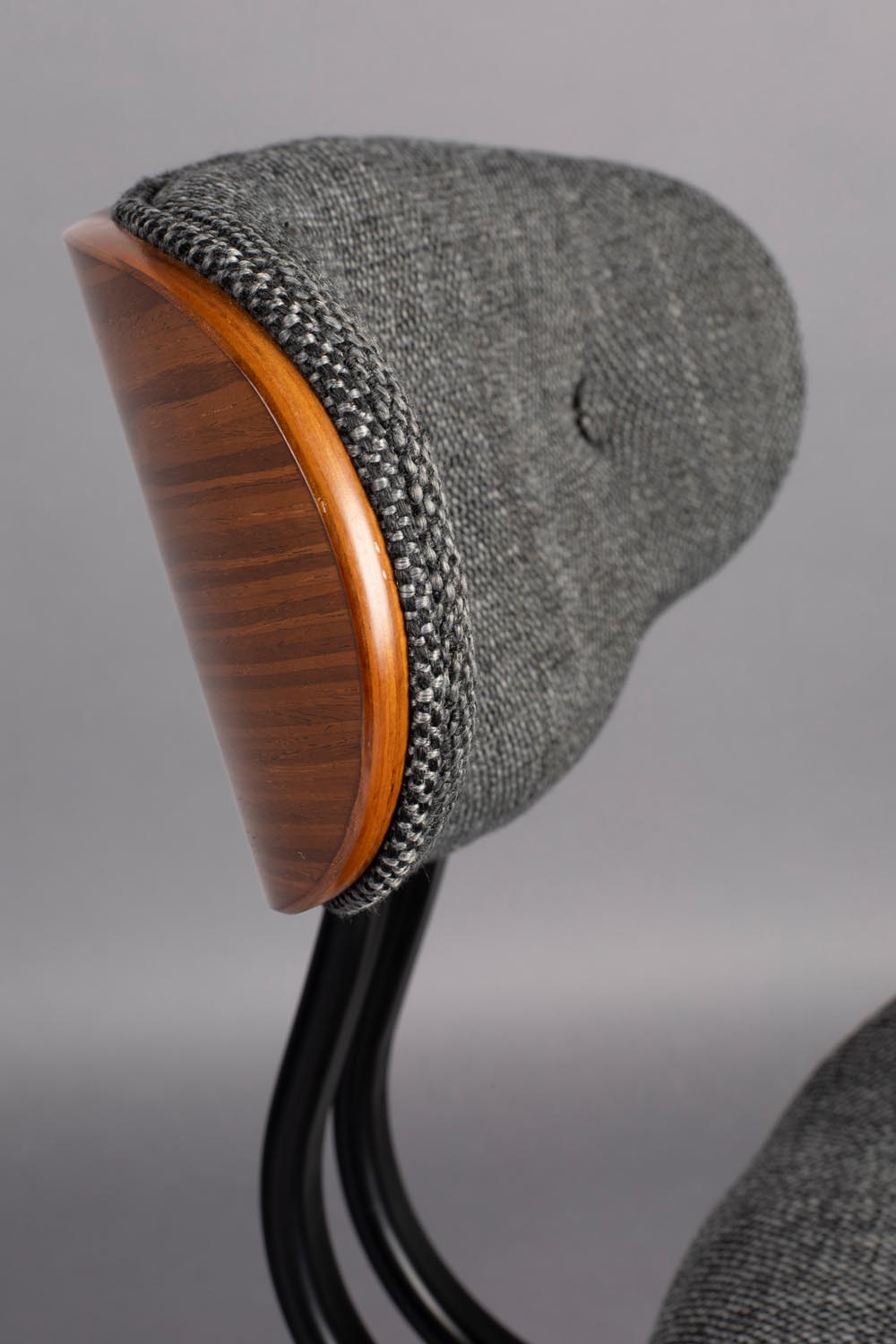 Erleben Sie den eleganten Dutchbone Blackwood Grey Stuhl: Hochwertiges Bugholz, gepolsterter Sitz und modernes Design für Ihr Zuhause.