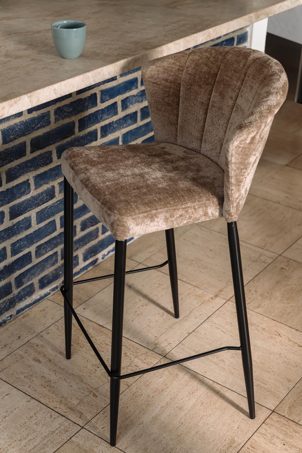 Stilvoller Barhocker Georgia Beige von Dutchbone für modernes Wohnen.