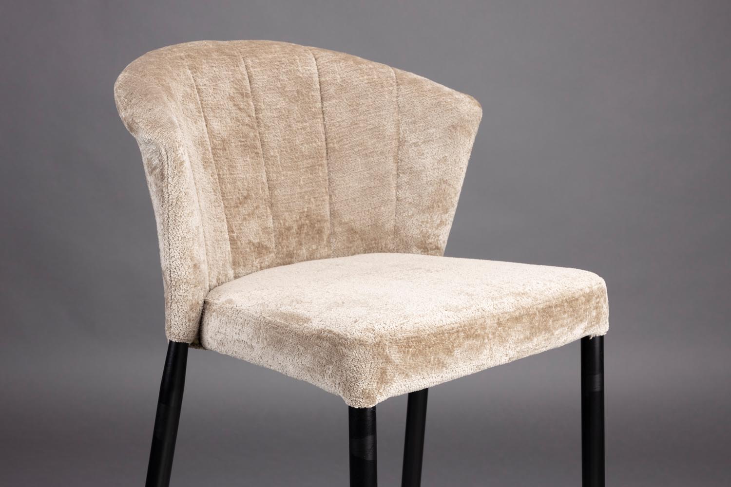 Der Barhocker Georgia Beige von Dutchbone bietet eleganten Komfort mit seiner weichen Samtpolsterung und einem nostalgischen Design, ideal für stilvolle Rückzugsorte.