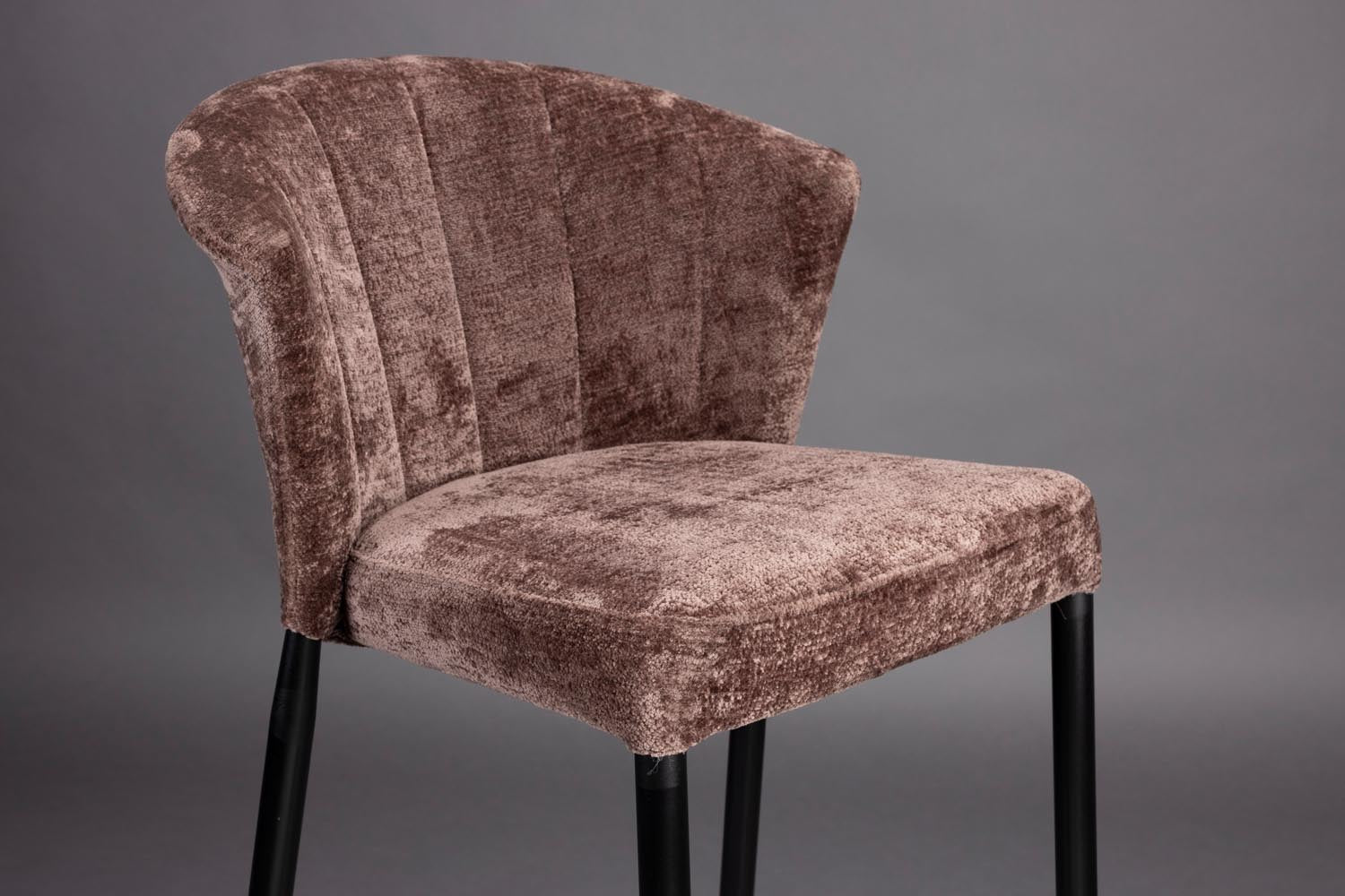 Der Barhocker Georgia in Lila von Dutchbone vereint eleganten Vintage-Stil mit luxuriösem Komfort. Ideal für stilvolle Rückzugsorte.