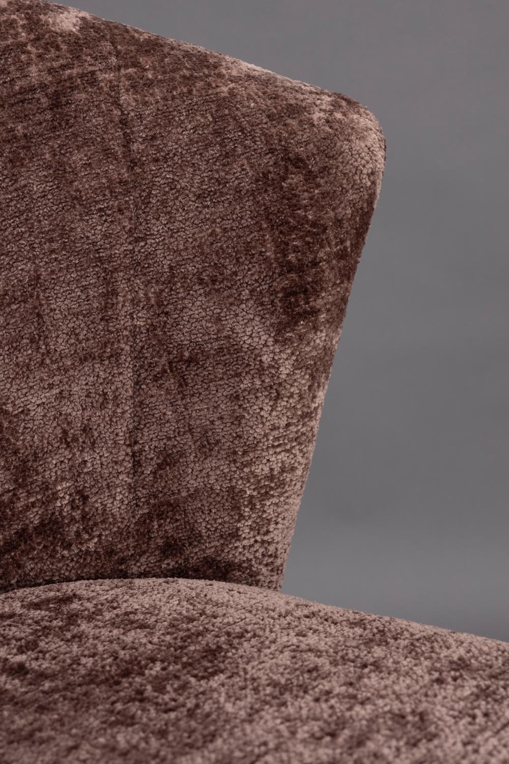 Der lila Barhocker Georgia von Dutchbone bietet samtweichen Luxus und einen Hauch von Vintage-Charme. Perfekt für gemütliche Abende!