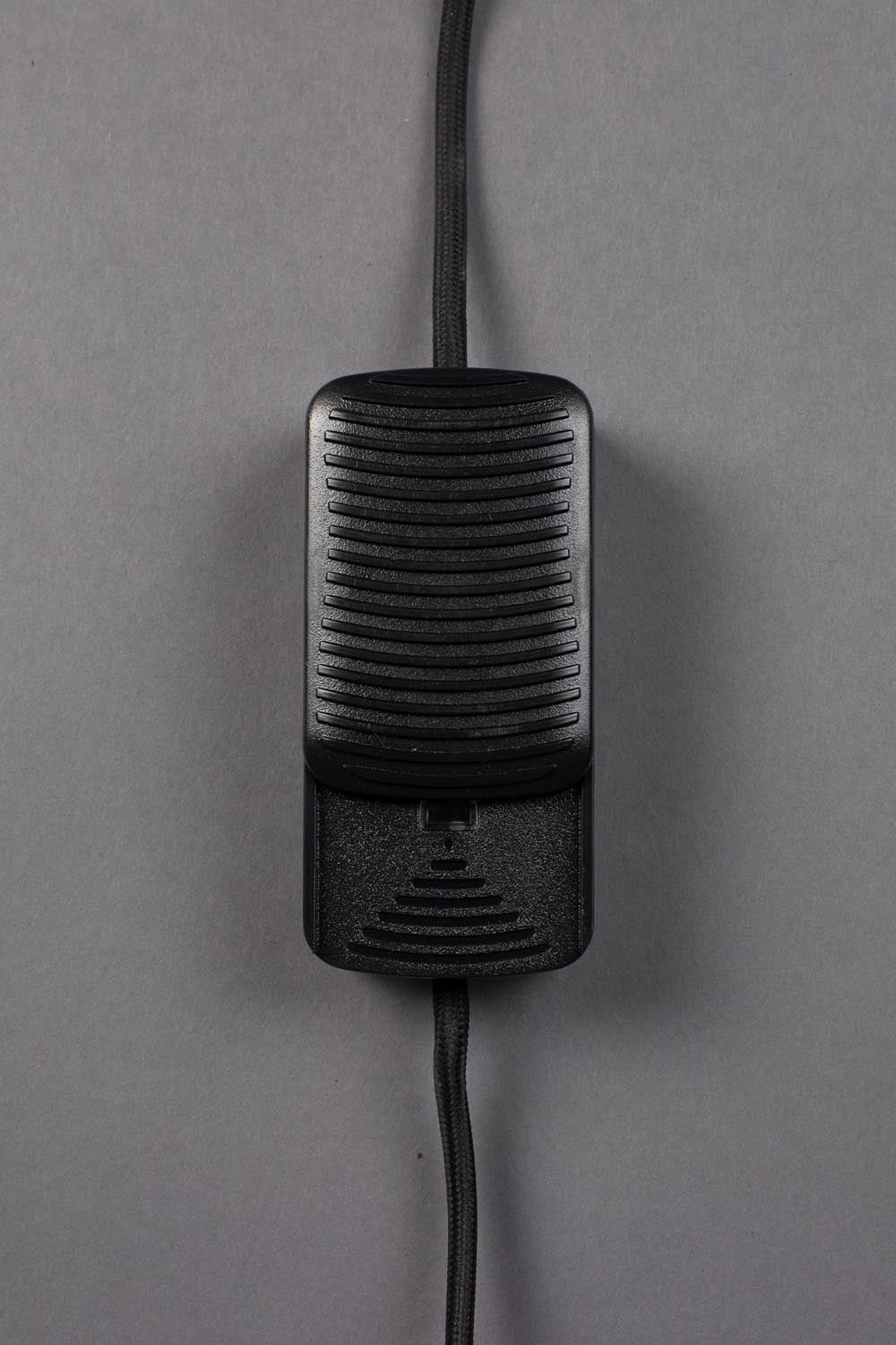 Stehlampe Jones: Elegante Beleuchtung mit Walnussholz und Metall.