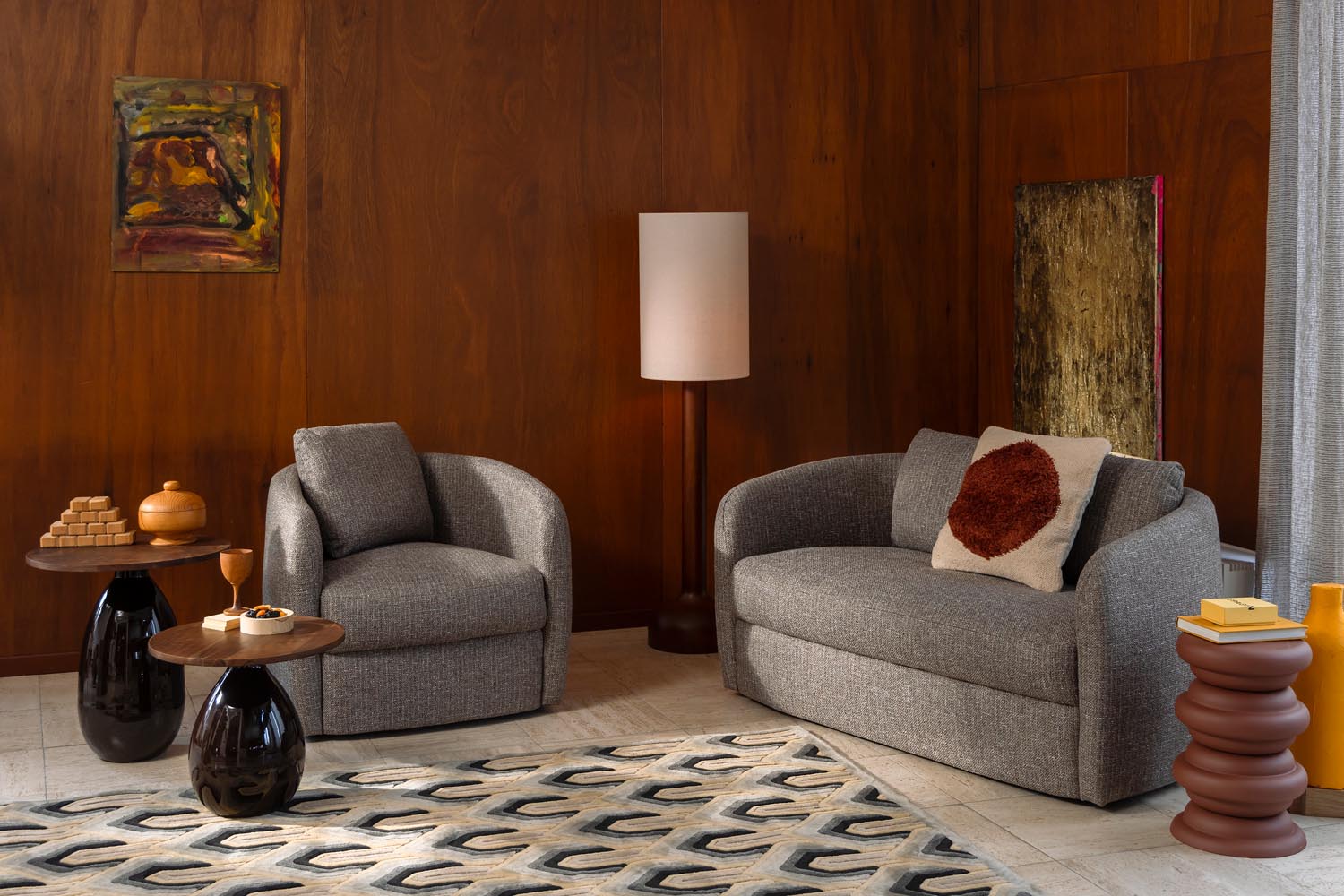 Elegante Stehlampe Jones mit modernem Design und Walnussakzent.