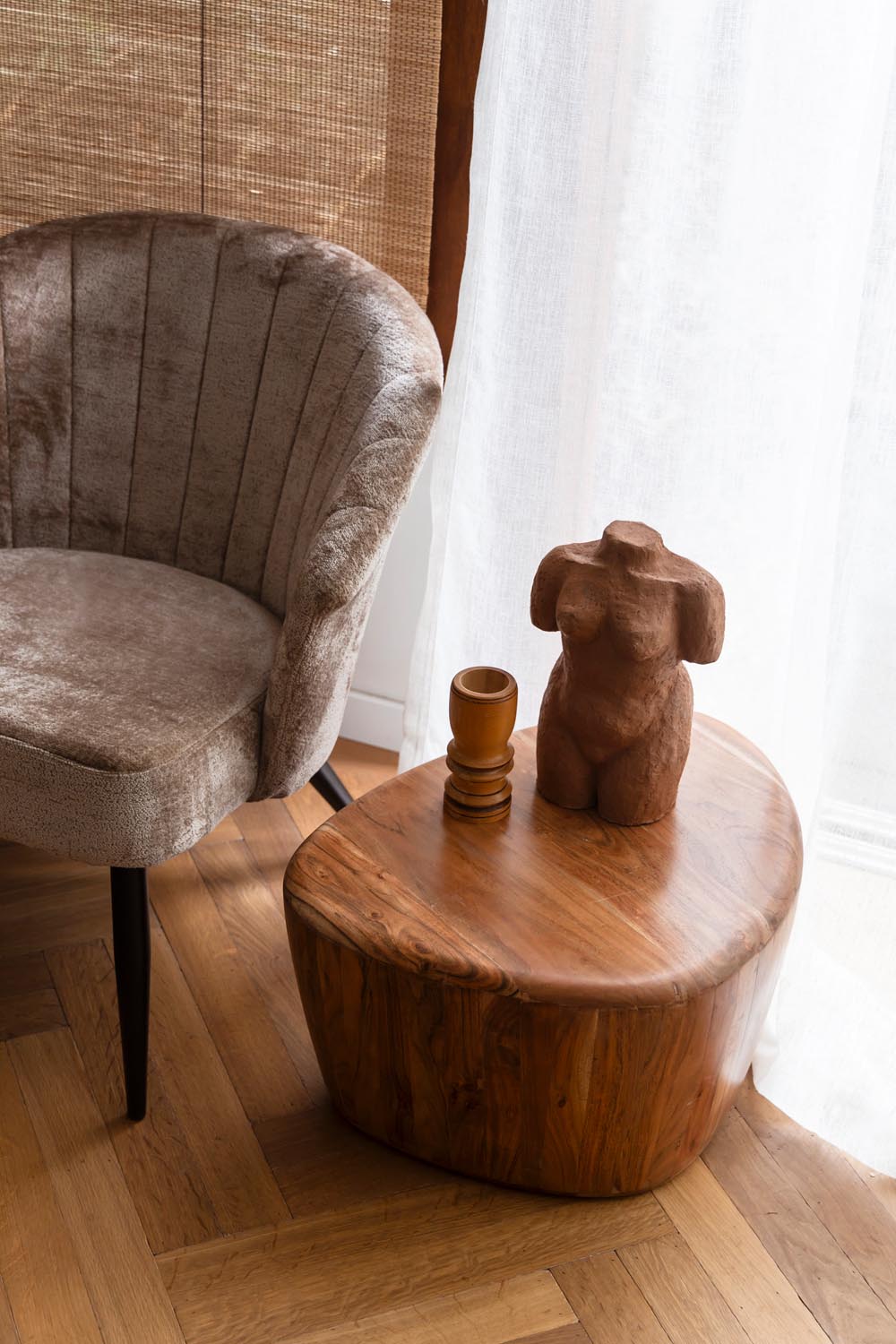 Entdecken Sie den einzigartigen Couchtisch Ayla von Dutchbone, handgefertigt aus Akazienholz mit organischer Form und Vintage-Charme.