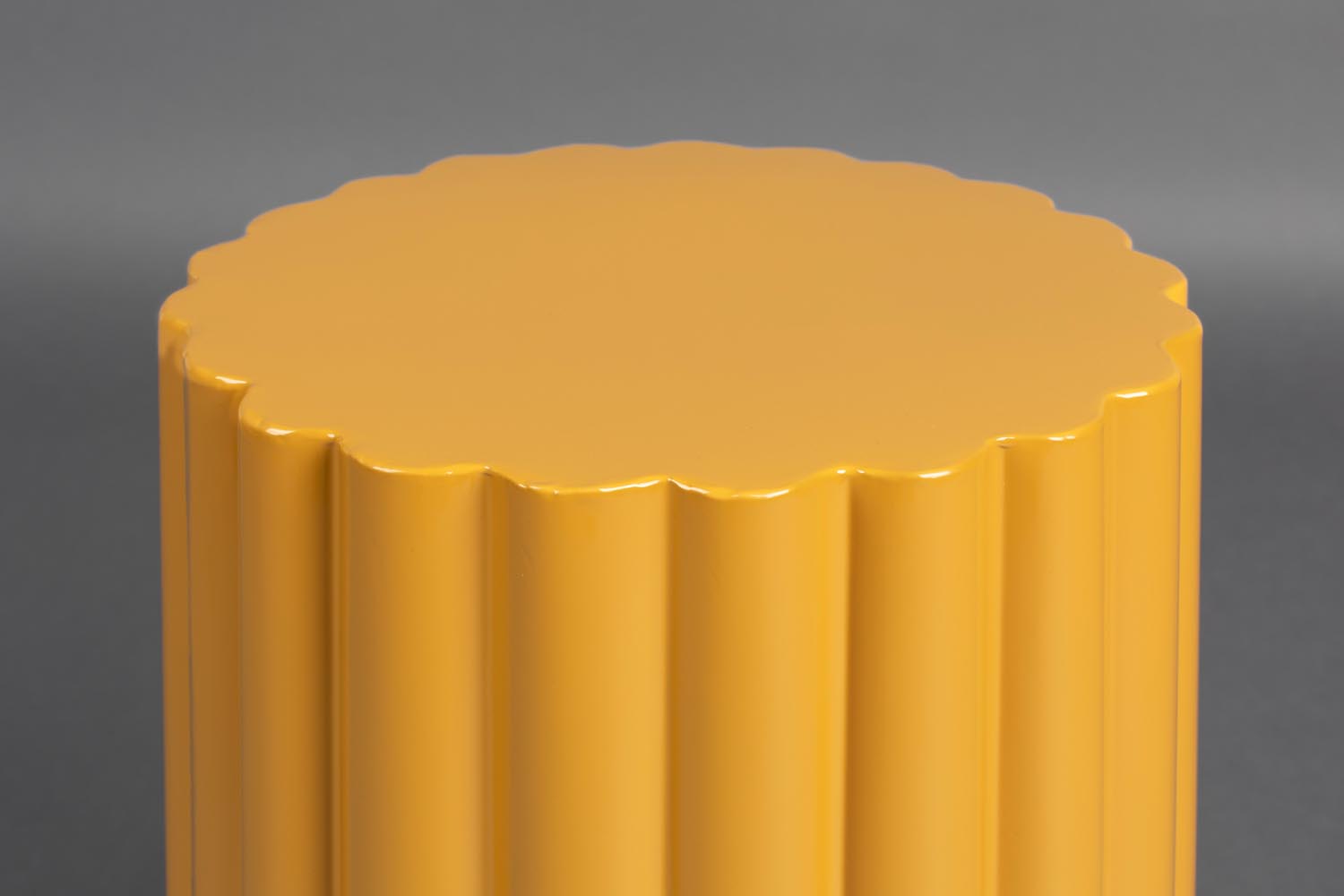 Eleganter Hocker Camila in Ocker: Dutchbone-Design für Ihr Zuhause.