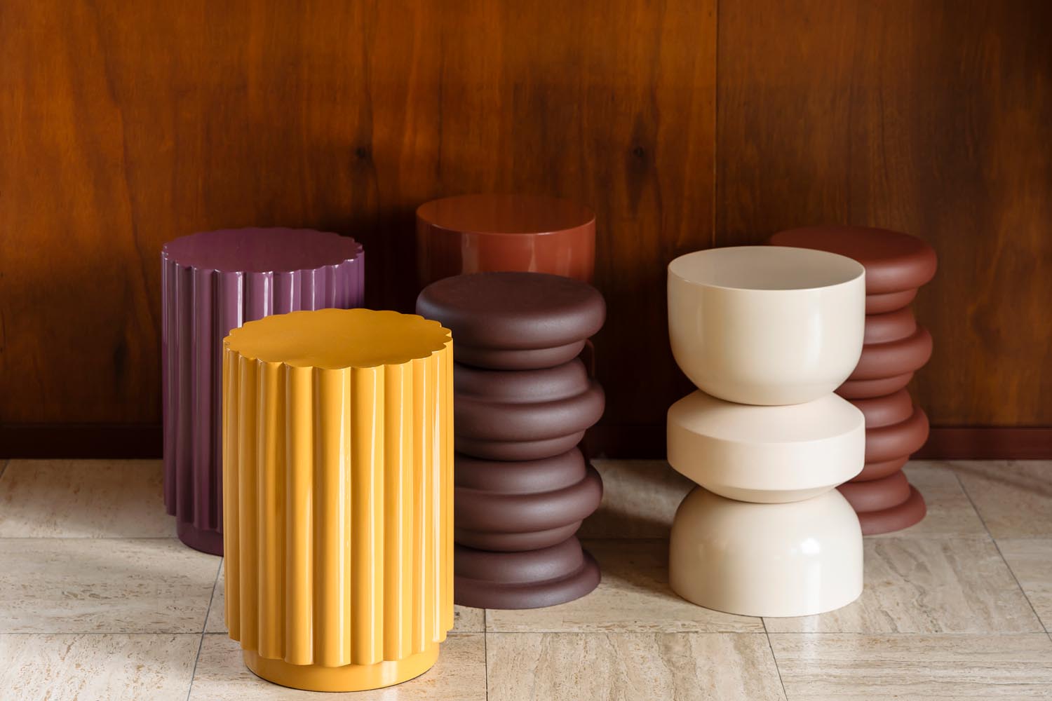 Entdecken Sie den Hocker Camila in Ocker von Dutchbone – ein stilvoller Blickfang mit retro-inspiriertem Design und vielseitigen Einsatzmöglichkeiten.