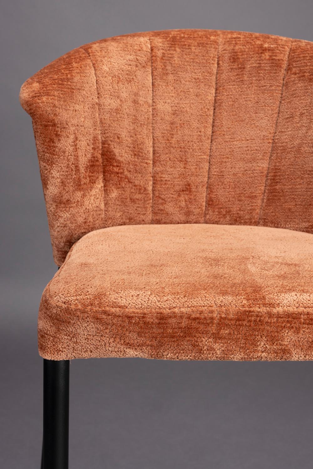 Verleihen Sie Ihrem Zuhause mit dem Barhocker Georgia Terra von Dutchbone einen stilvollen Akzent. Die edle Samtpolsterung und die filigranen Metallbeine schaffen eine einladende Atmosphäre.