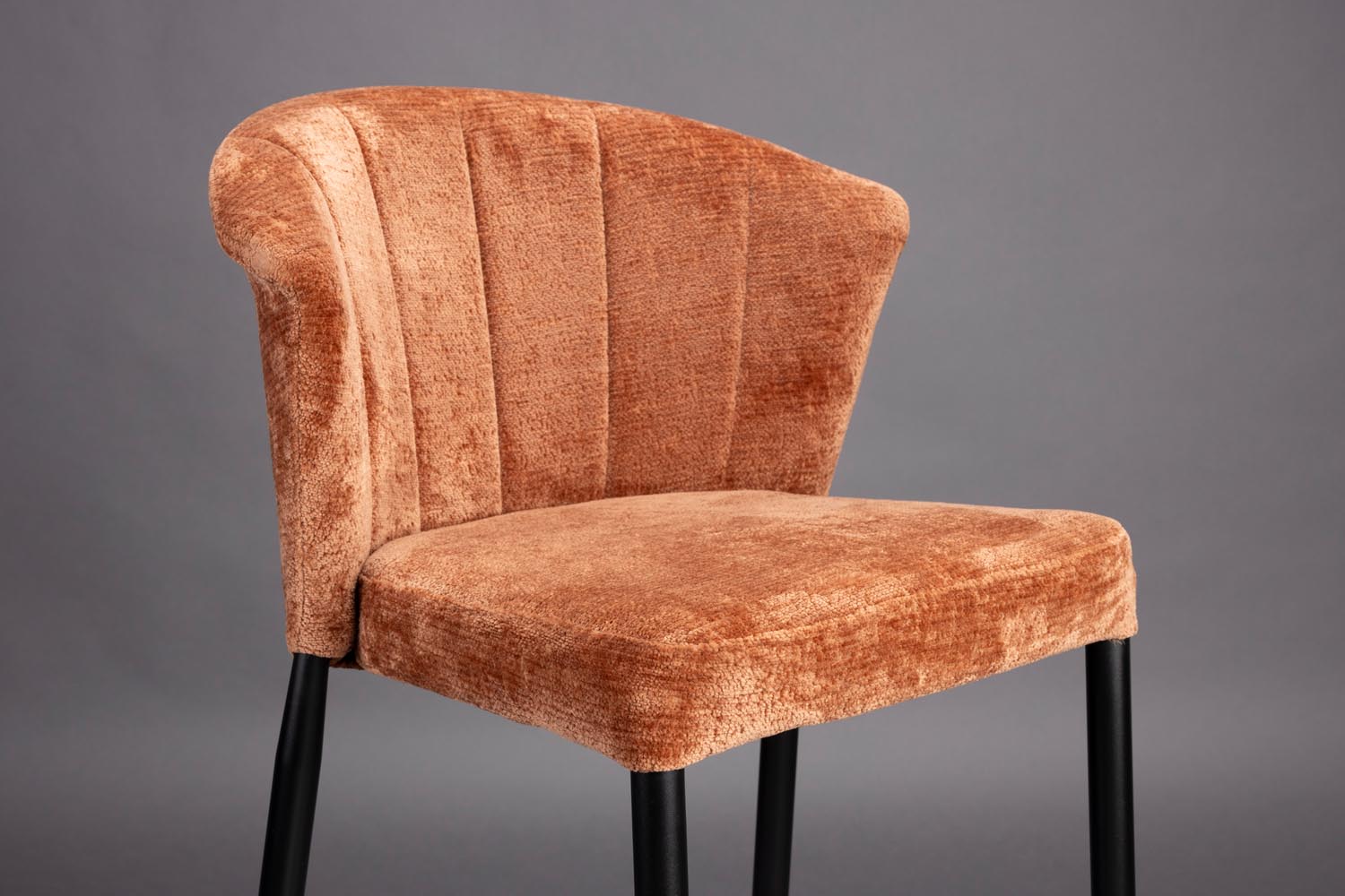 Der Barhocker Georgia Terra von Dutchbone kombiniert luxuriösen Samt mit eleganten Metallbeinen und bringt einen Hauch von Vintage-Charme in Ihr Zuhause.