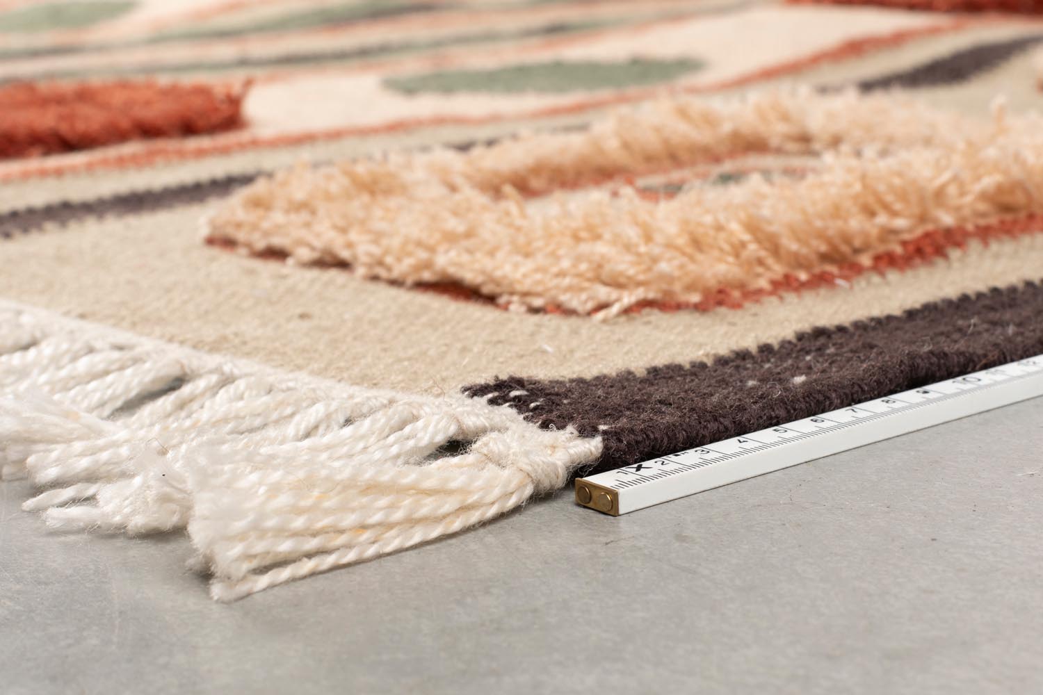 Entdecken Sie den einzigartigen Teppich Haydon 200x300 von Dutchbone – ein stilvolles Kunstwerk mit lebhaften Farben und nostalgischem 70er-Jahre-Flair.