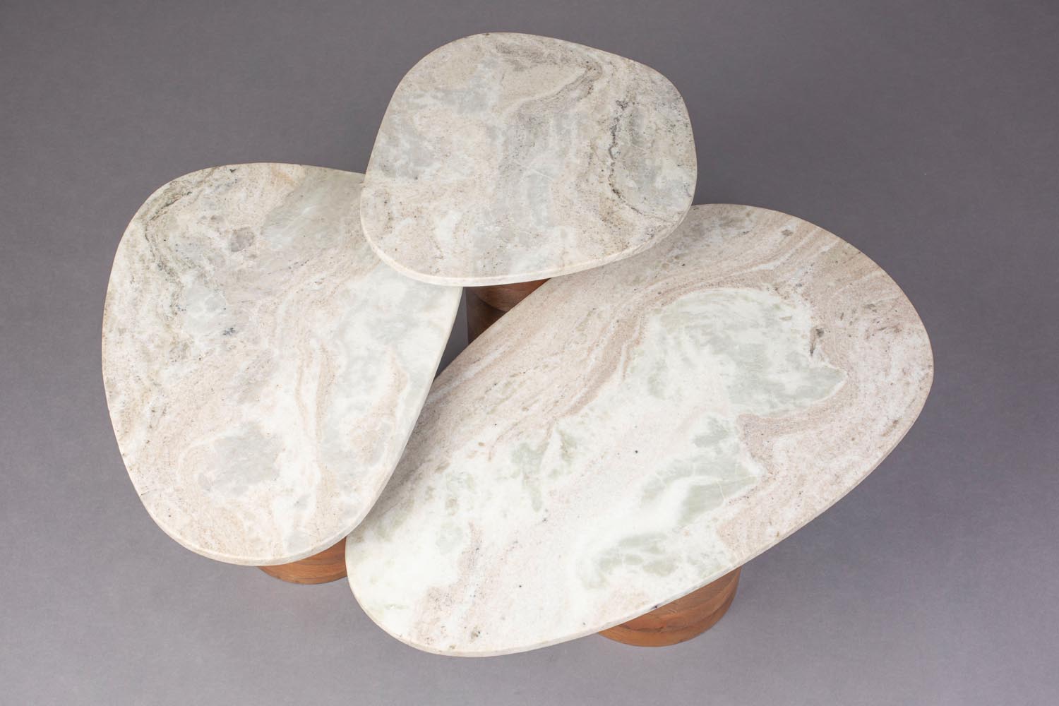 Suki Beistelltisch-Set (3) von Dutchbone: Marmor trifft auf Design.