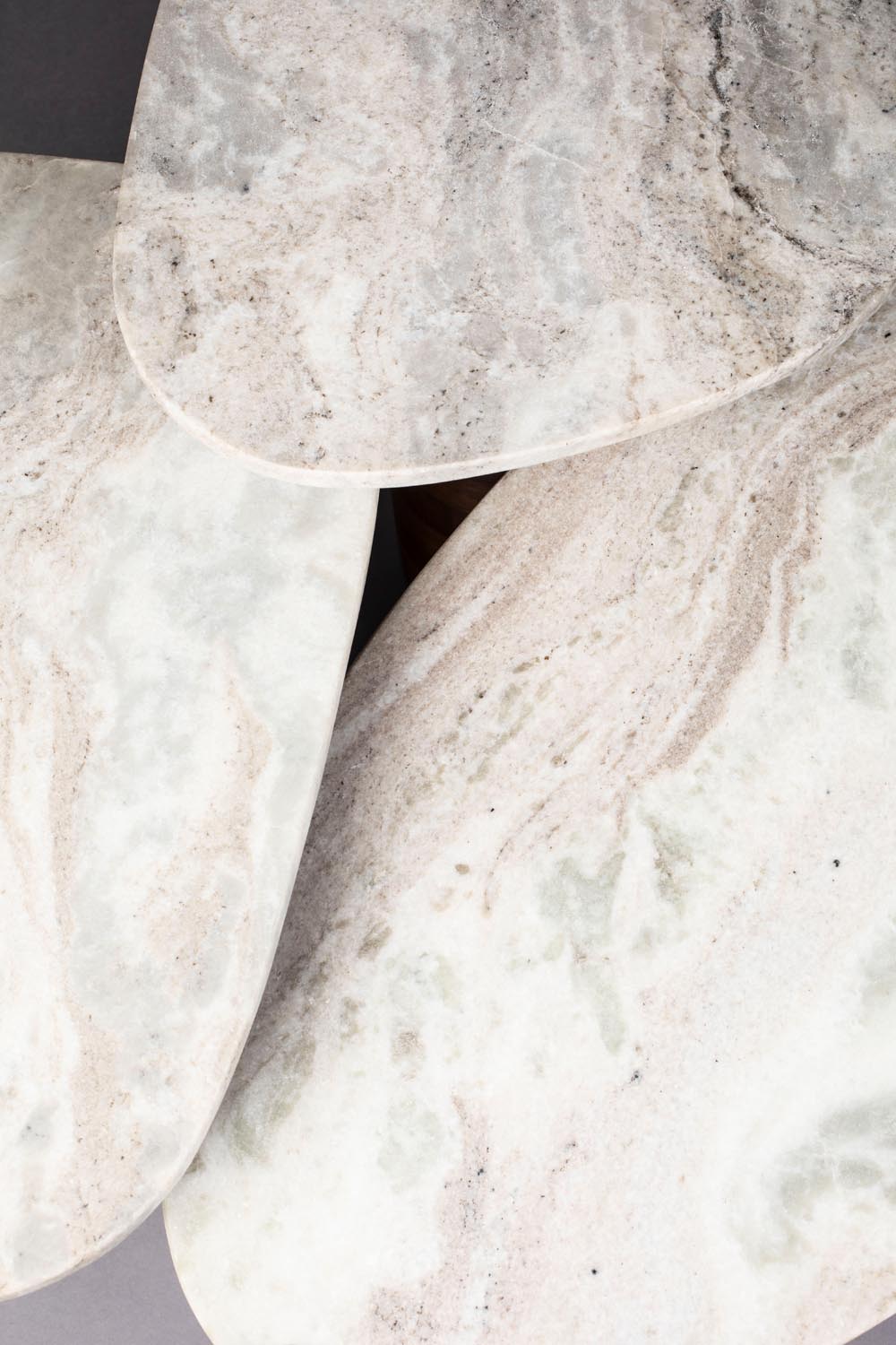Elegantes 3er-Set Suki Beistelltische von Dutchbone aus Marmor.