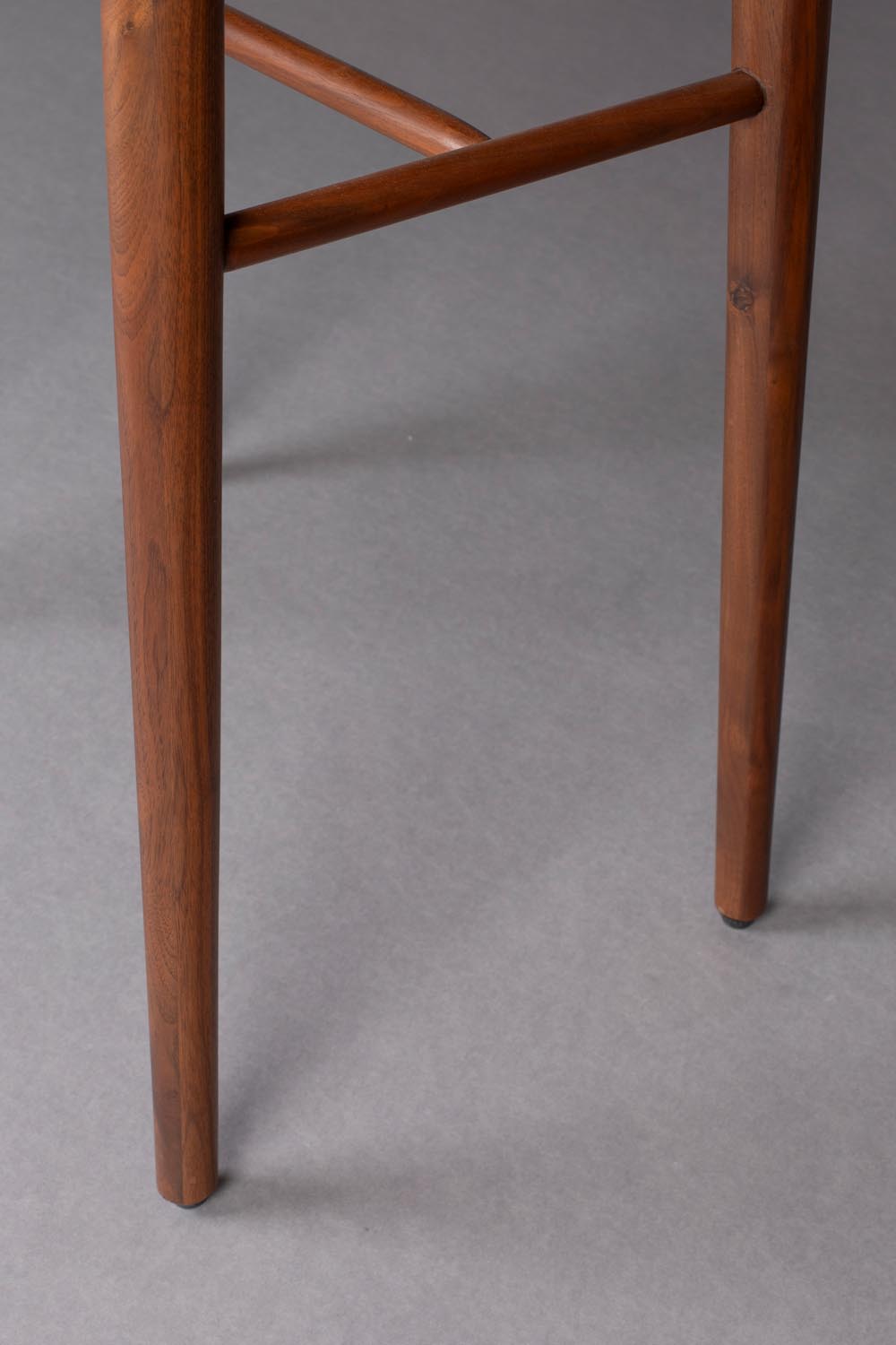 Morrison Schrank von Dutchbone: Elegantes Walnussfurnier, durchdachte Konstruktion und nostalgischer Charme für Ihr Zuhause.