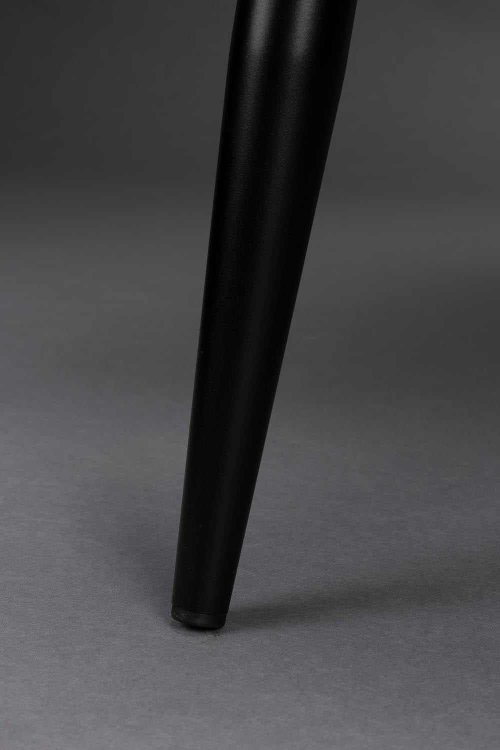 Loungesessel Georgia Beige von Dutchbone: Ein eleganter Rückzugsort mit weicher Samtpolsterung und schlanken Metallbeinen für ein stilvolles Ambiente.