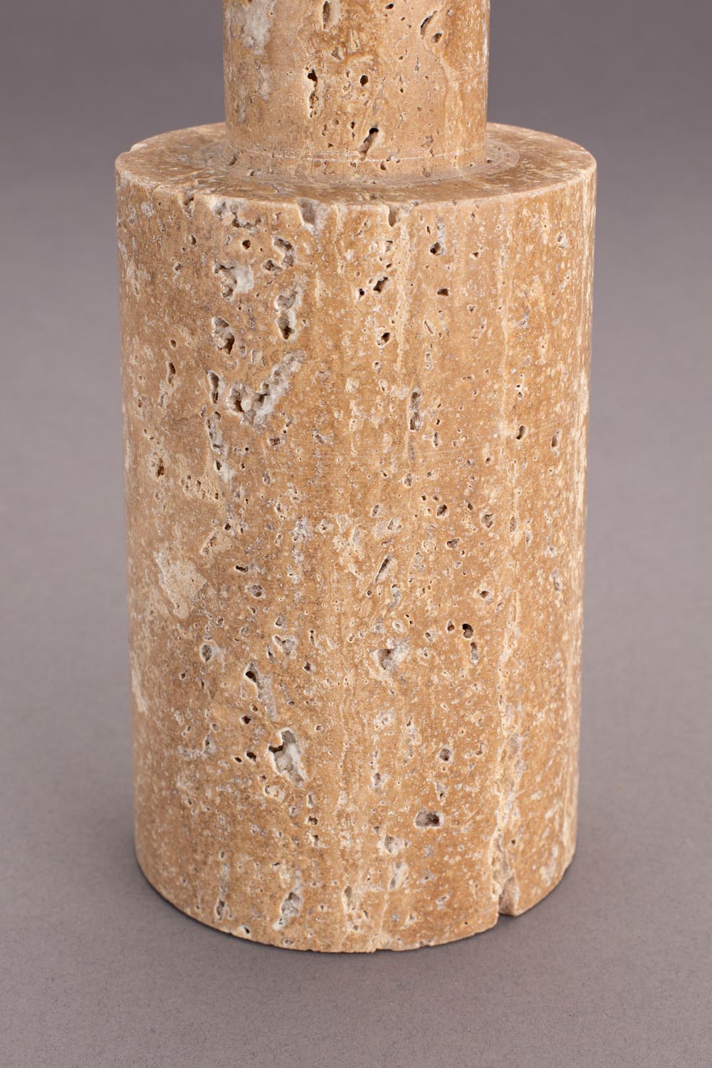 Eleganter Paros Kerzenhalter in Beige von Dutchbone für modernes Ambiente.