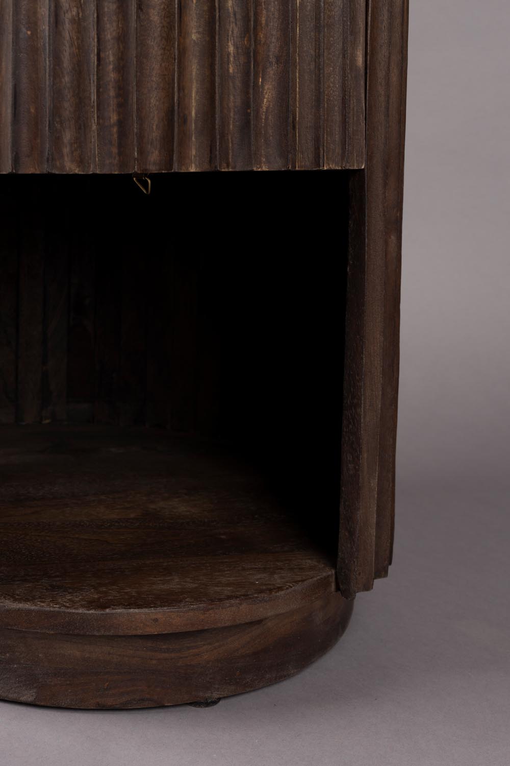 Stilvoller Marlow Tisch von Dutchbone mit exklusiver Kalksteinplatte.