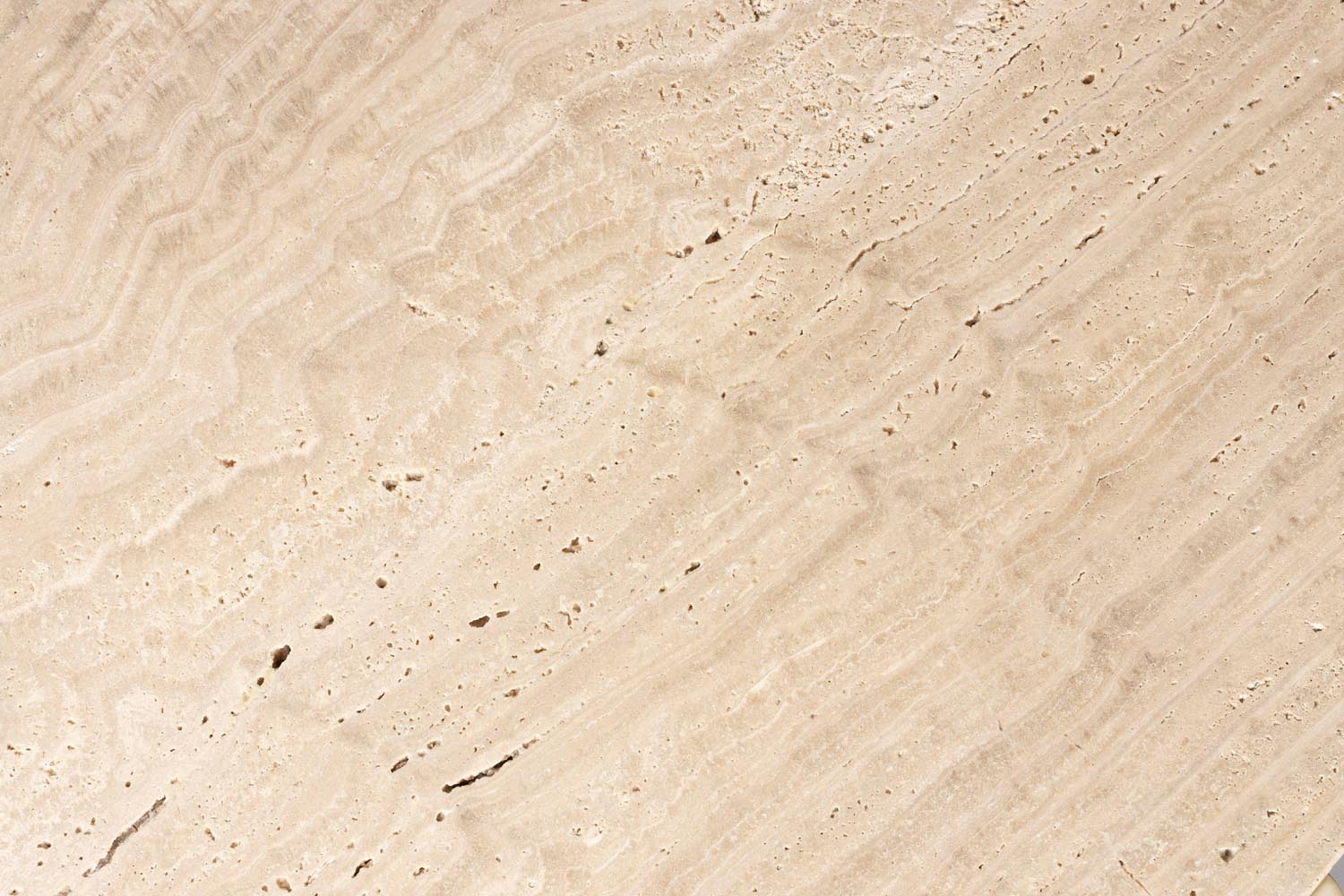 Stilvoller Marlow Tisch von Dutchbone mit luxuriöser Steinoberfläche.