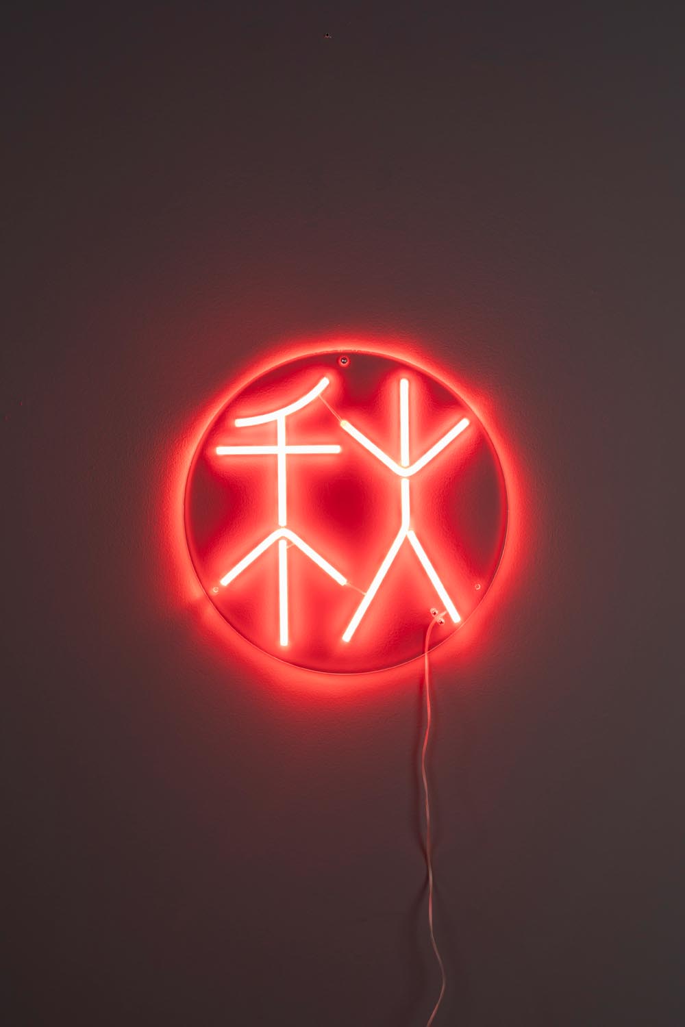 Stilvolle Neonleuchte Sya Autumn: Warmes Licht für moderne Räume.