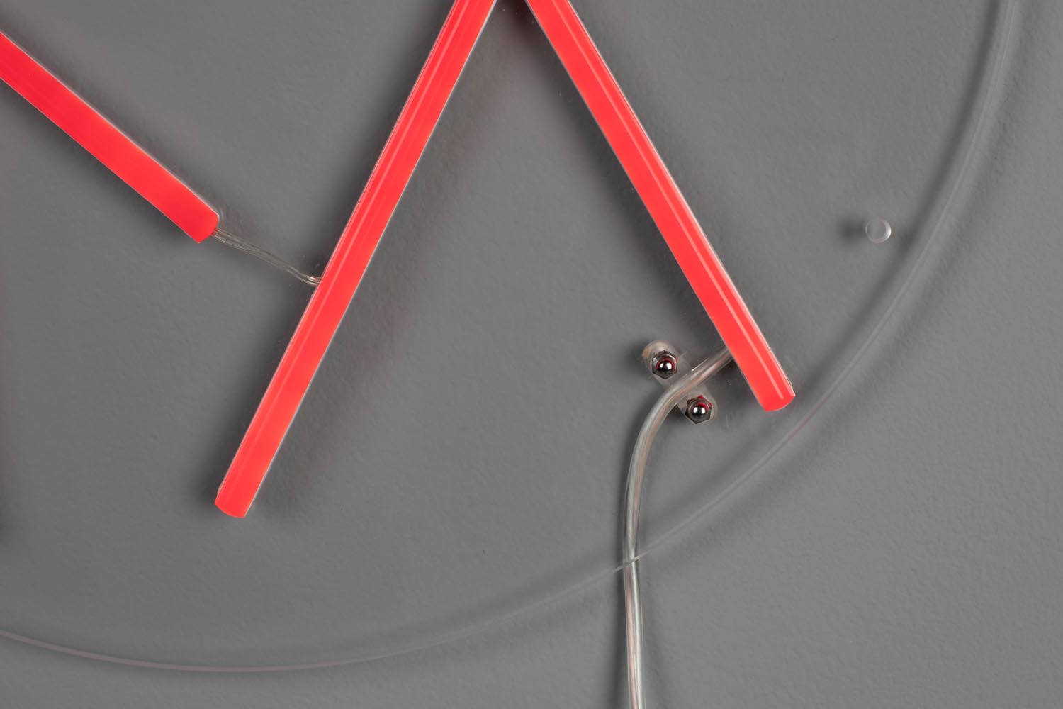 Neon Wandleuchte Sya Autumn: Bringen Sie mit dieser einzigartigen Lampe Farbe und Atmosphäre in Ihr Zuhause. Ideal für jede Jahreszeit!