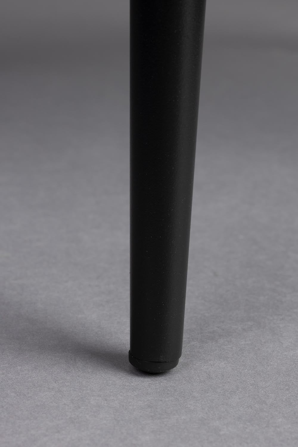 Der lila Stuhl Georgia von Dutchbone kombiniert stilvolle Samtpolsterung mit modernem Design. Perfekt für jeden Raum und vielseitig einsetzbar.