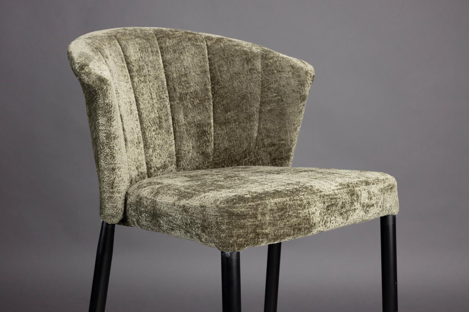 Entdecken Sie den Barhocker Georgia in Grün von Dutchbone – ein elegantes Möbelstück mit luxuriöser Samtpolsterung und schlanken Metallbeinen, ideal für stilvolle Rückzugsorte.