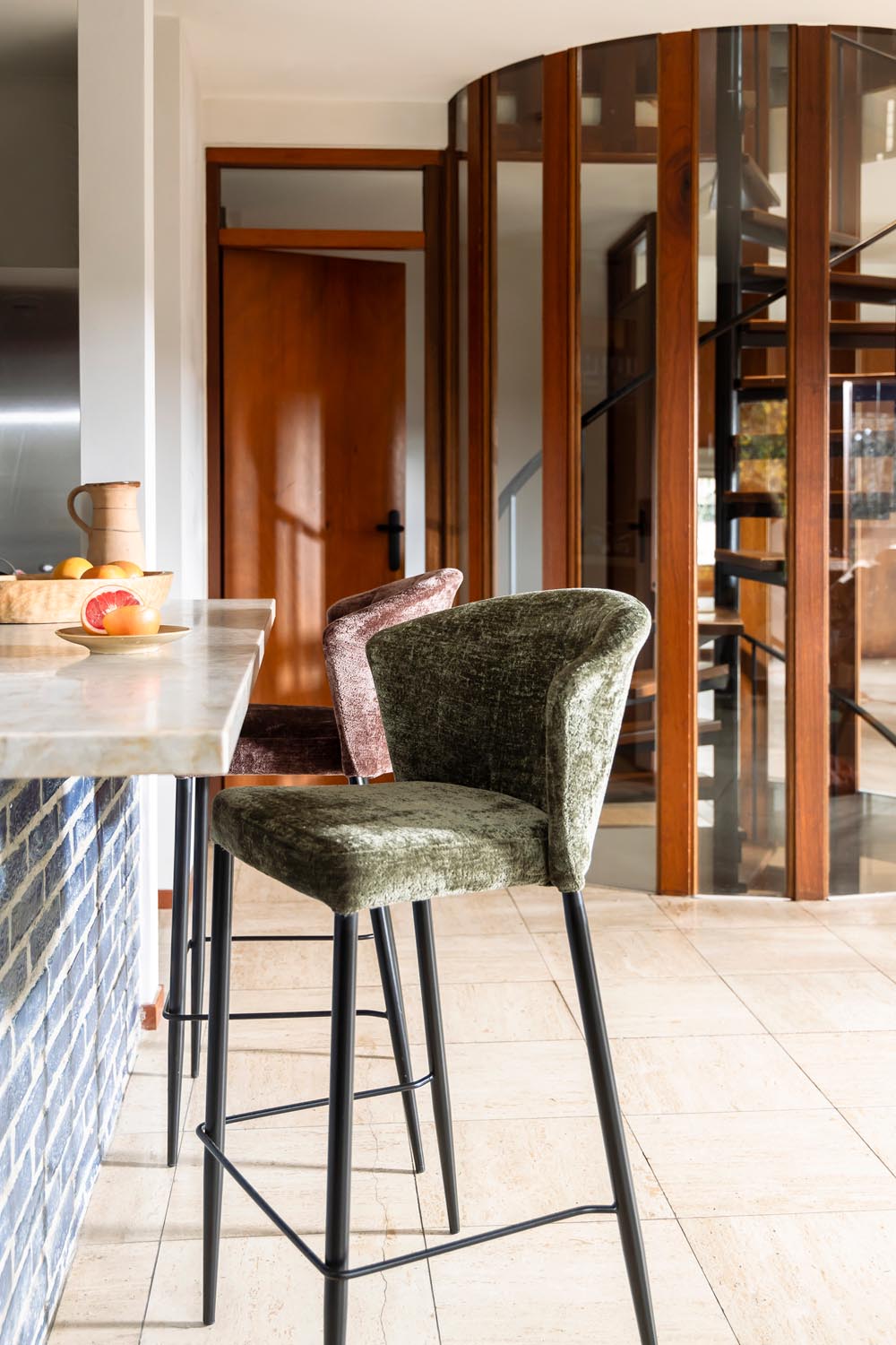 Entdecken Sie den luxuriösen Barhocker Georgia in Grün von Dutchbone. Mit samtiger Polsterung und schlanken Metallbeinen vereint er Vintage-Charme und modernen Komfort.