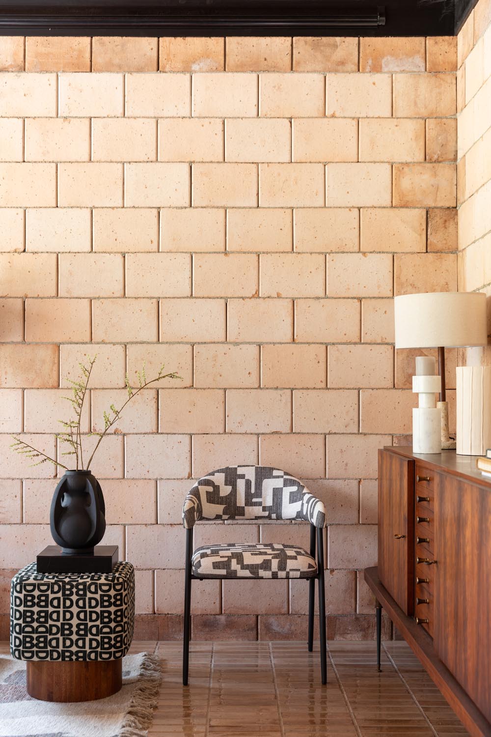 Entdecken Sie den stilvollen Stuhl Miyo von Dutchbone – ein komfortabler Blickfang für Ihr Esszimmer, der modernes Design und Langlebigkeit vereint.