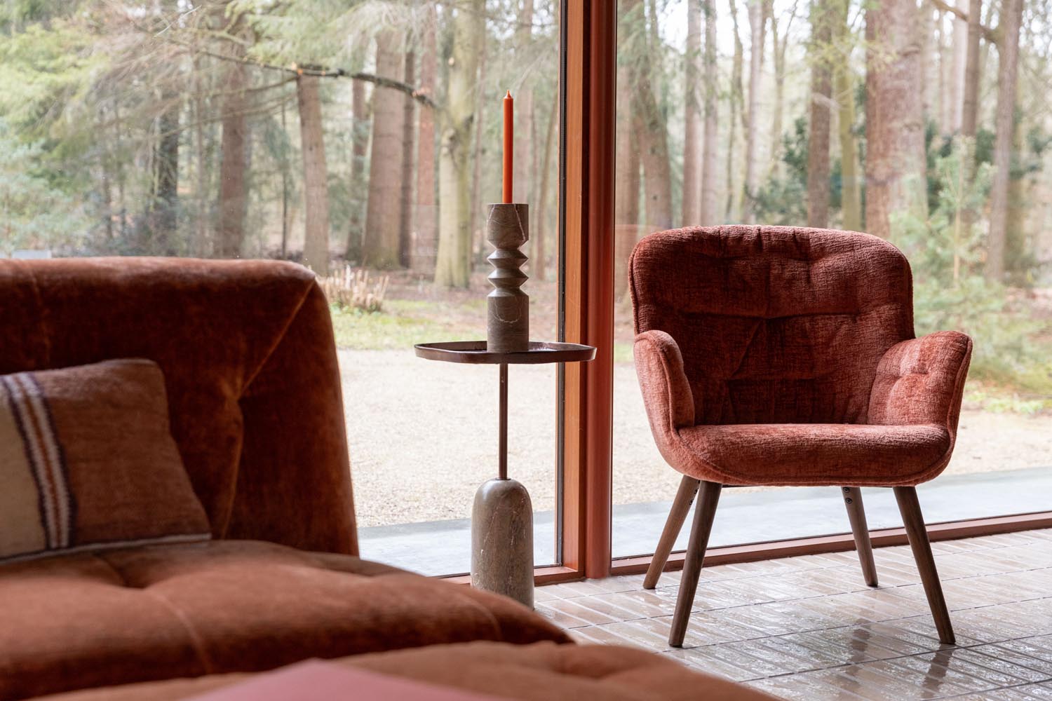 Luxuriöser Satpura Kerzenhalter aus edlem braunem Marmor.