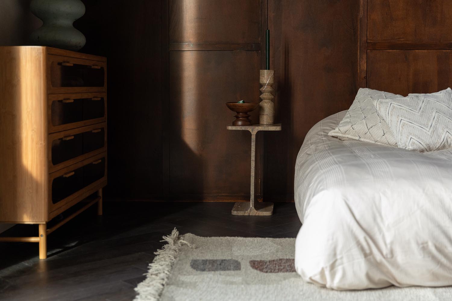 Eleganter Kerzenständer aus braunem Marmor von Dutchbone. Einzigartige Maserungen verleihen jedem Raum Stil und Gemütlichkeit.