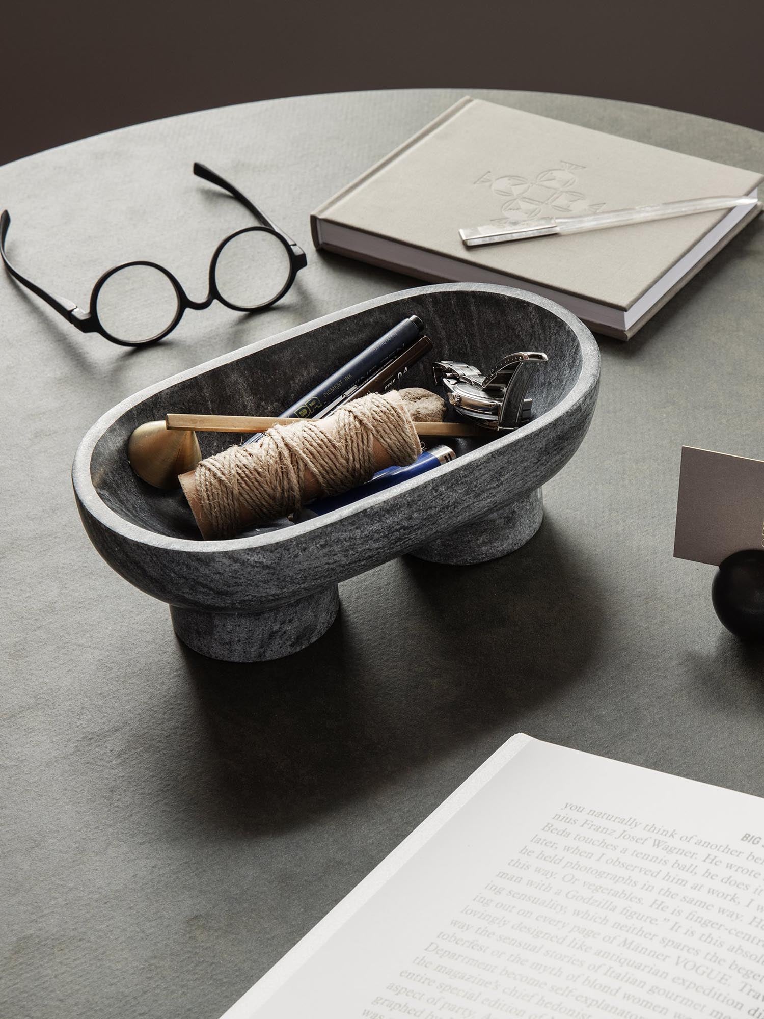 Elegante Alza Schale von Ferm Living in Schwarz, ideal für stilvolle Tischdekoration und vielseitige Verwendung im Wohnraum.