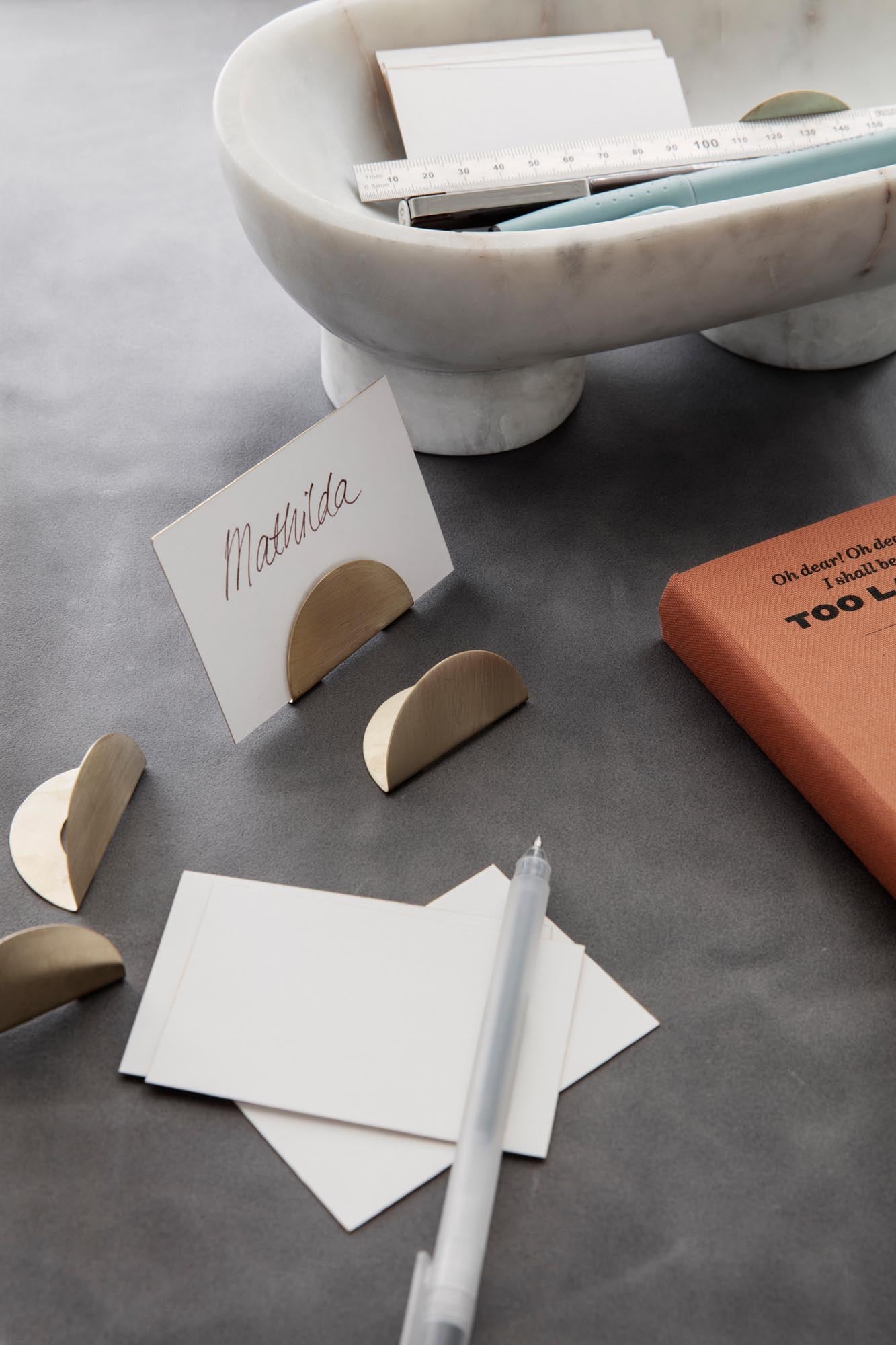 Elegante Alza Schale von Ferm Living, gefertigt aus edlem Marmor. Ein zeitloses Design-Highlight für Ihr Zuhause.