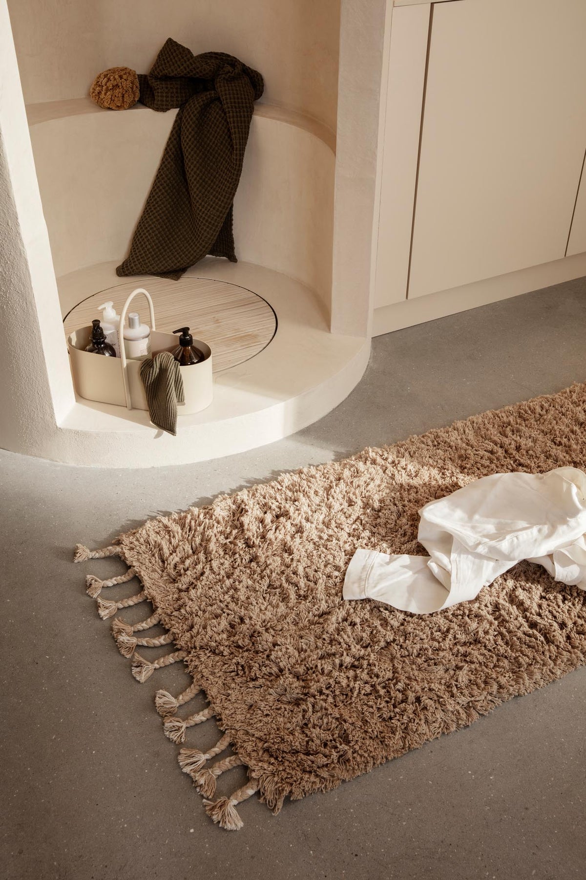 Amass Langflor-Teppich in White Pepper aus Baumwolle mit geflochtenen Fransen am Rand