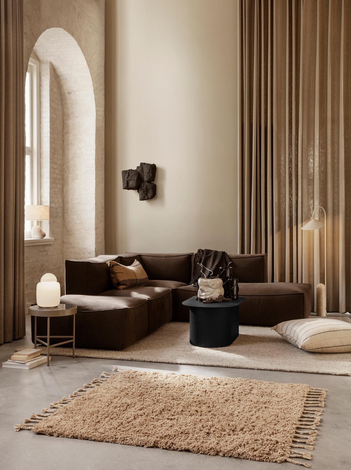 Amass Langflor-Teppich in White Pepper aus Baumwolle mit geflochtenen Fransen am Rand