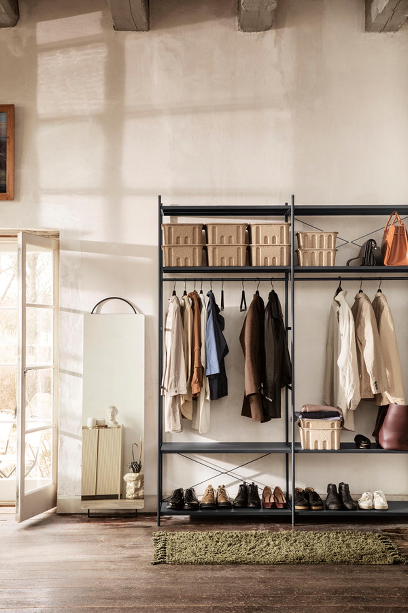 Der Amass Teppich von Ferm Living vereint elegantes Design mit Funktionalität. Aus 100 % Baumwolle gefertigt, bietet er Komfort und einfache Pflege.