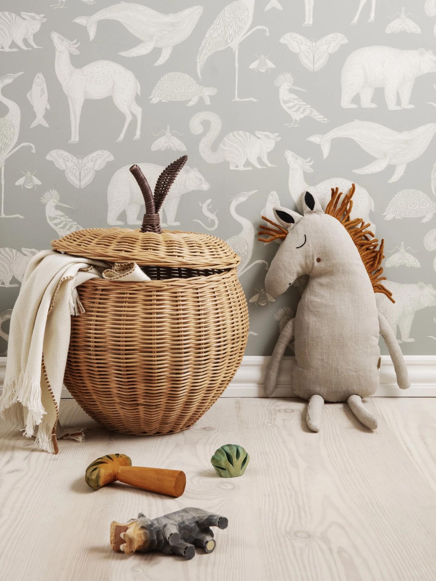 Entdecken Sie den geflochtenen Apfelkorb von Ferm Living – ein stilvolles und praktisches Accessoire für das Kinderzimmer, ideal zur Aufbewahrung von Spielzeug.