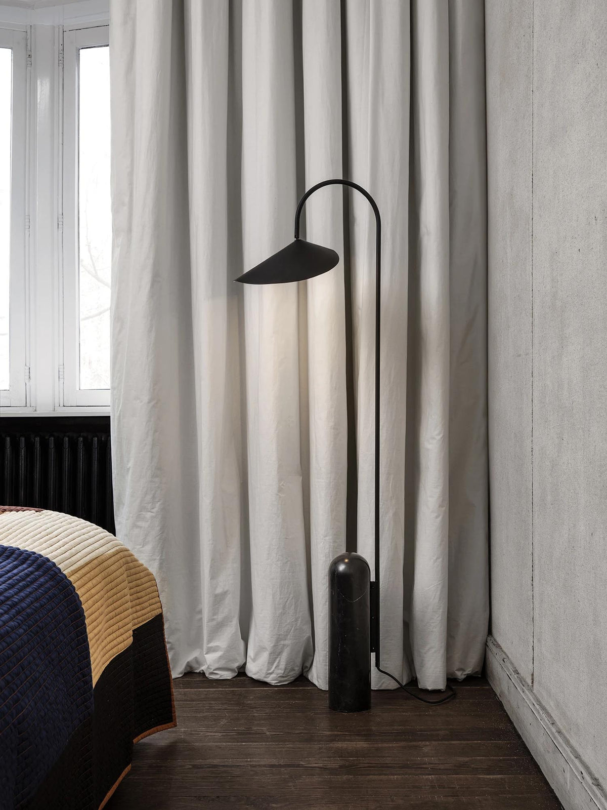 Arum Stehlampe in Schwarz präsentiert im Onlineshop von KAQTU Design AG. Stehleuchte ist von Ferm Living