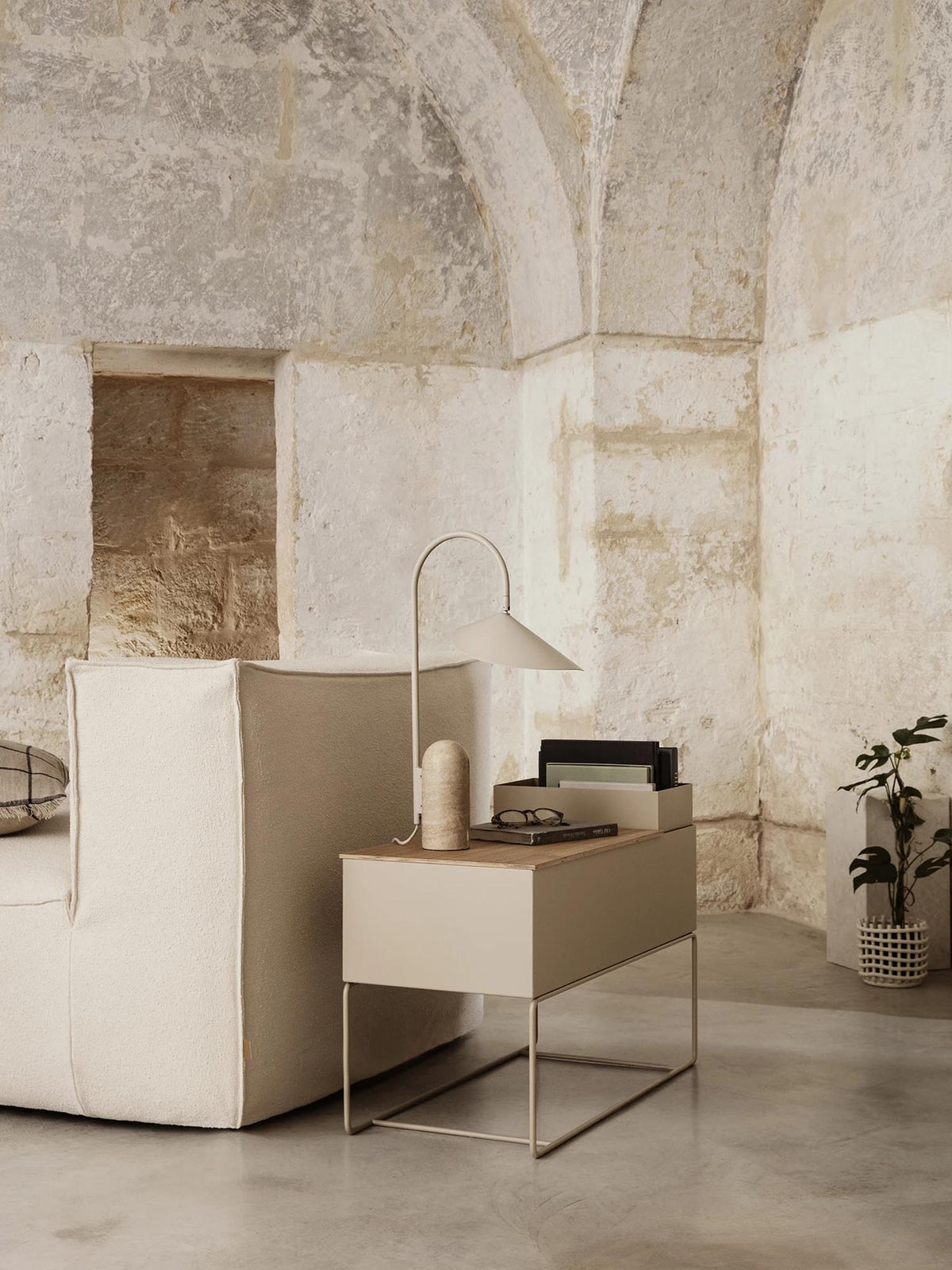 Arum Tischlampe in Kaschmir präsentiert im Onlineshop von KAQTU Design AG. Tischleuchte ist von Ferm Living