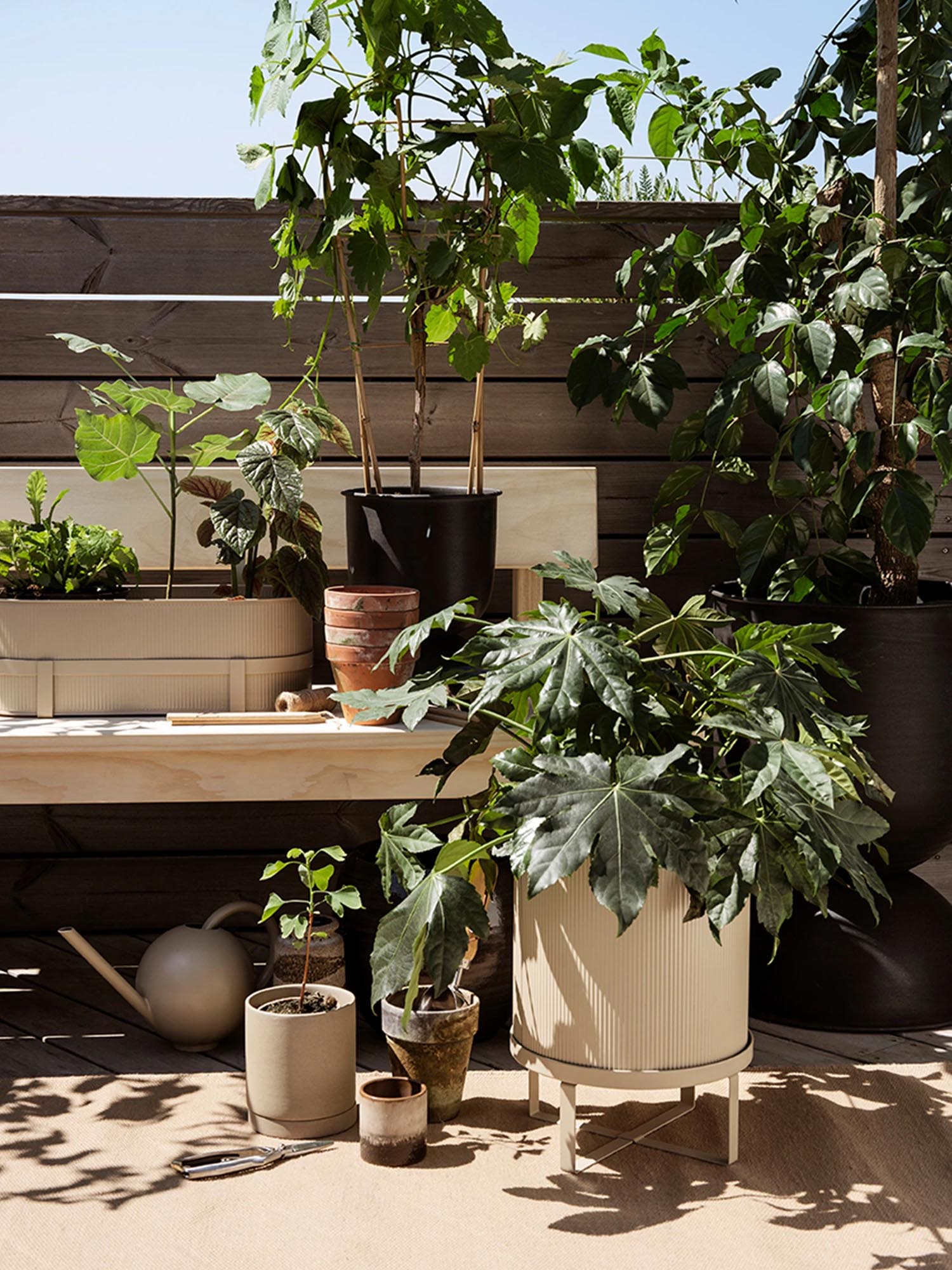 Eleganter grosser Bau Topf von Ferm Living für stilvolle Gärten.