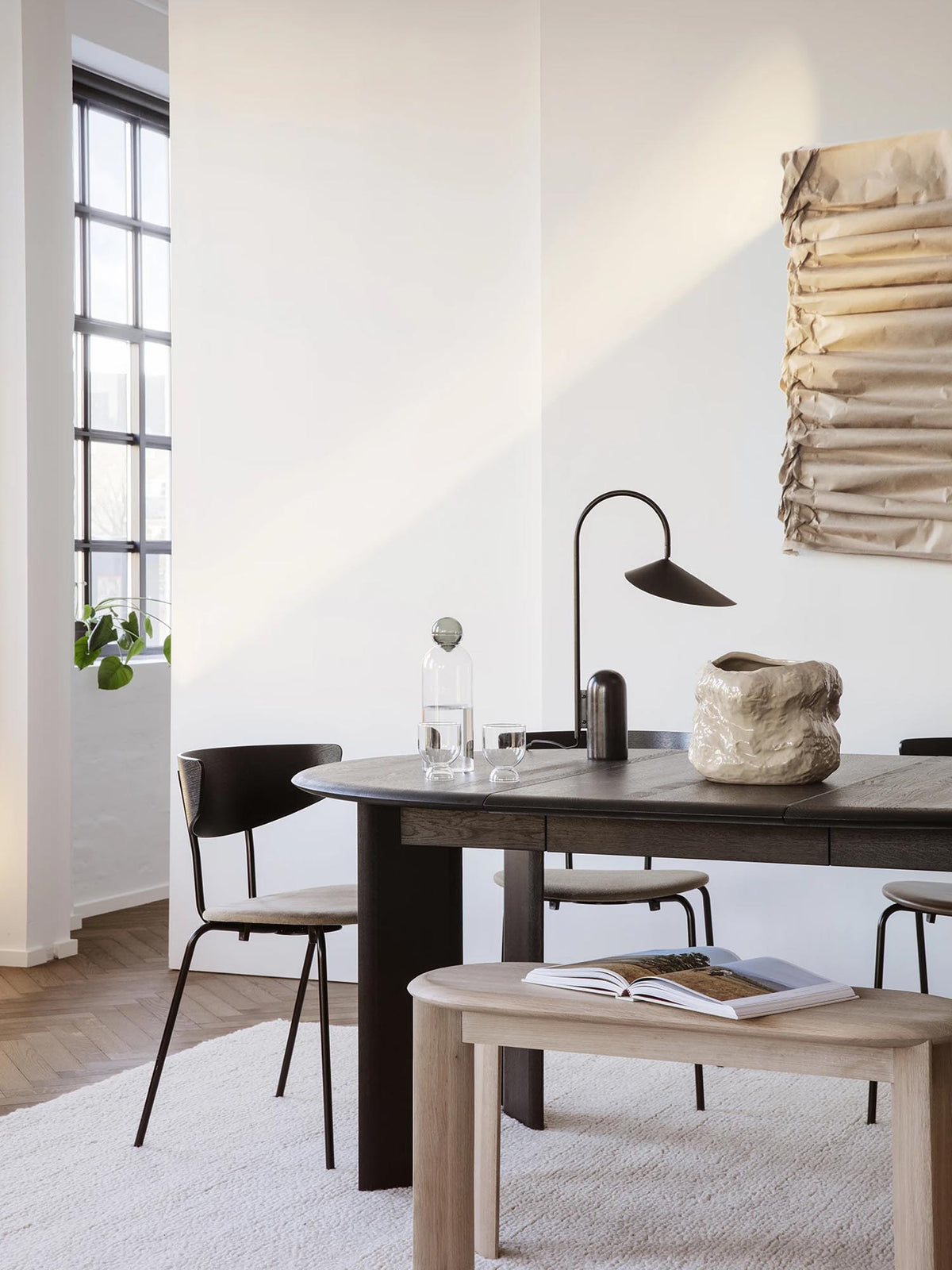 Bevel Bank in Weiss präsentiert im Onlineshop von KAQTU Design AG. Sitzbank ist von Ferm Living