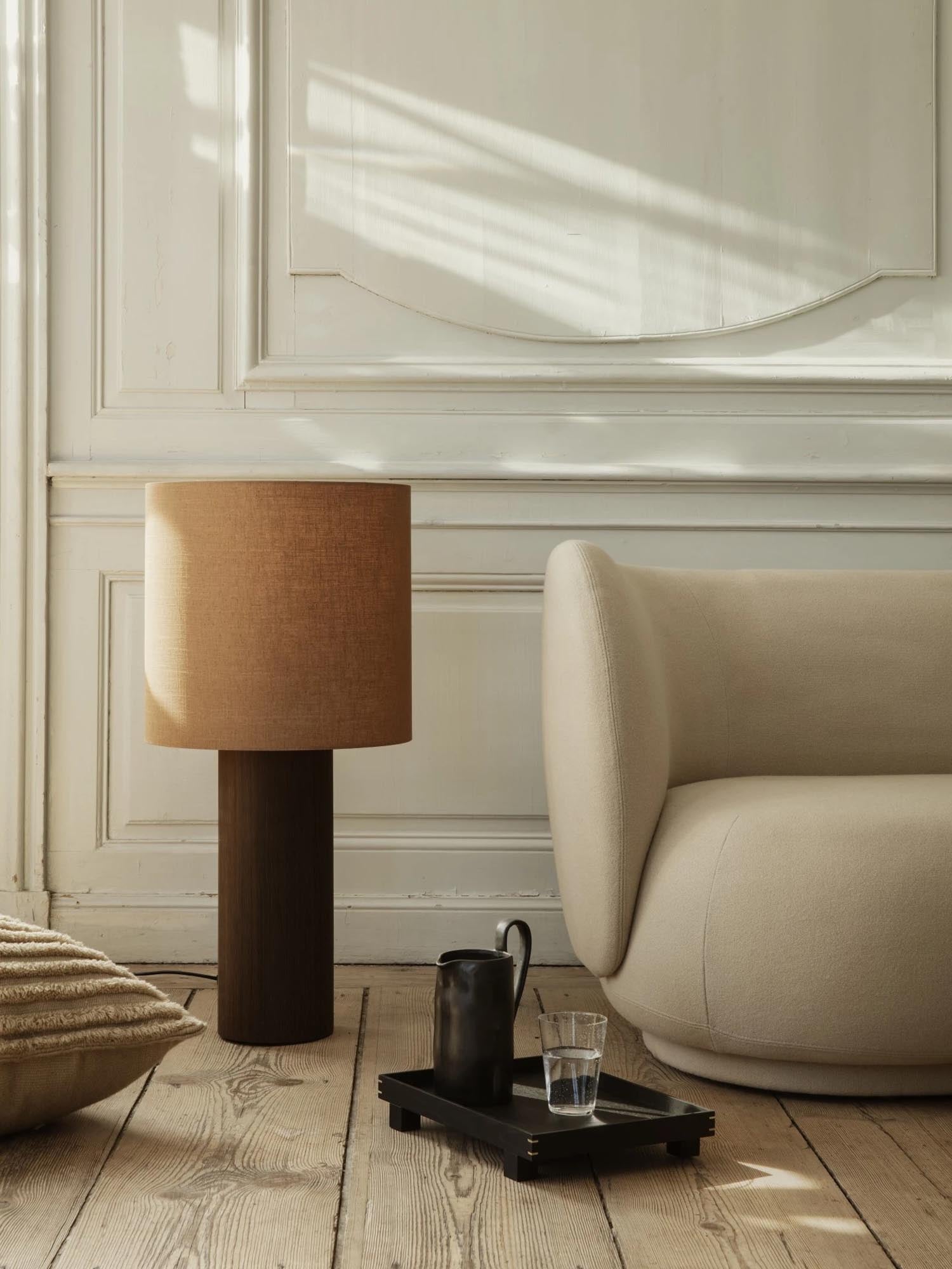 Elegantes Bon Tablett Small in Schwarz von Ferm Living, stilvoll arrangiert mit dekorativen Elementen und modernem Design.