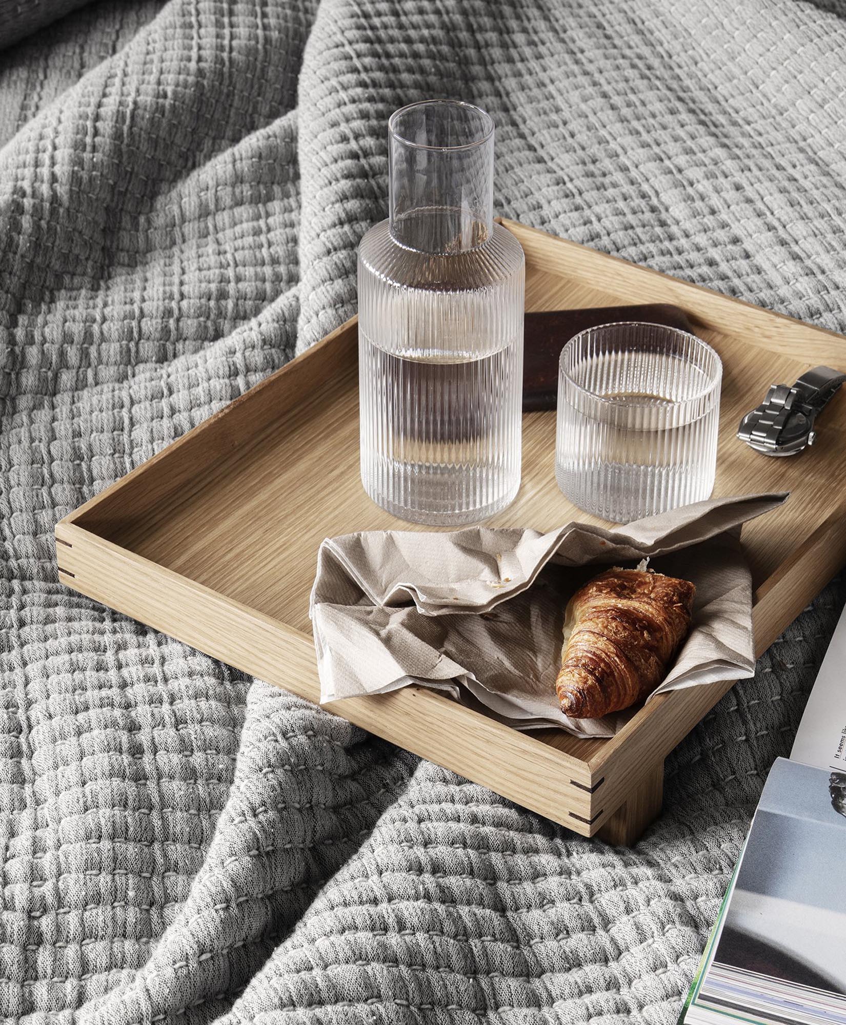 Entdecken Sie das Bon Tablett Small von Ferm Living in elegantem Hellbraun. Inspiriert von japanischer Ästhetik, vereint es zeitloses Design mit handwerklicher Qualität. Ideal für stilvolle Anlässe.