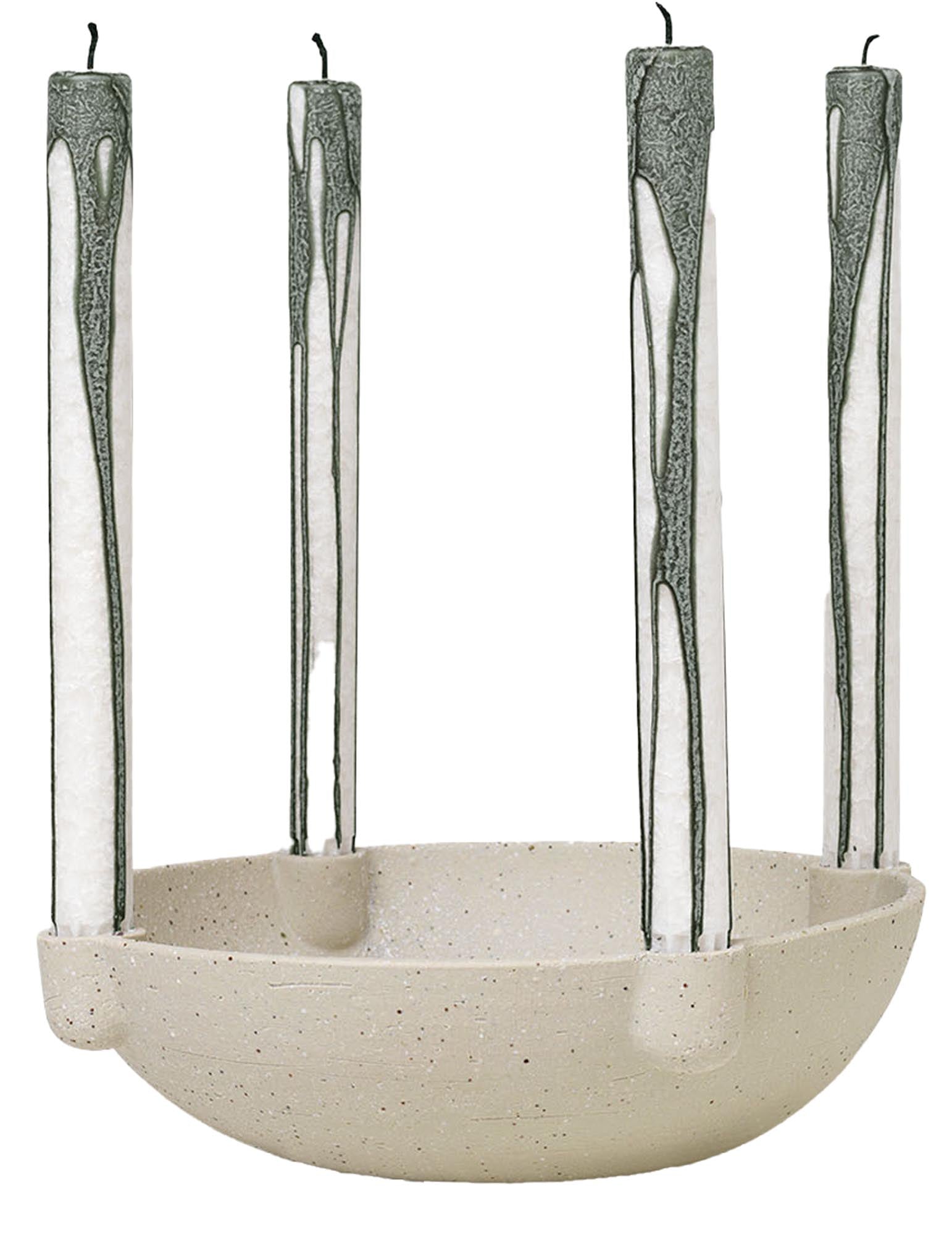 Erlebe den Bowl Kerzenhalter von Ferm Living – ein zeitloses Design aus massivem Messing, das Eleganz und kreative Gestaltung in dein Zuhause bringt.